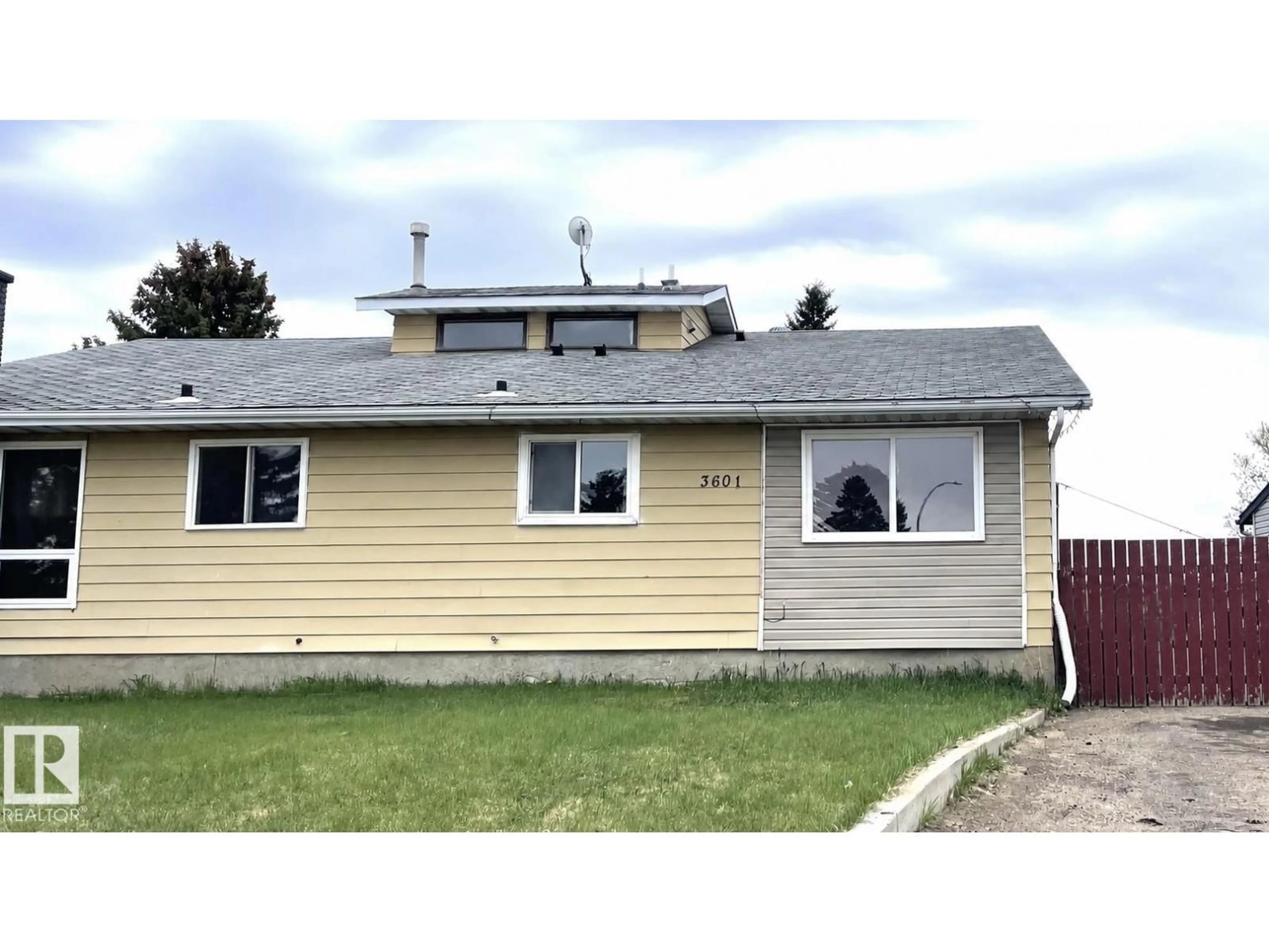 Home with vinyl exterior material, street for 3601 53 STREET, Wetaskiwin Alberta T9A2K6