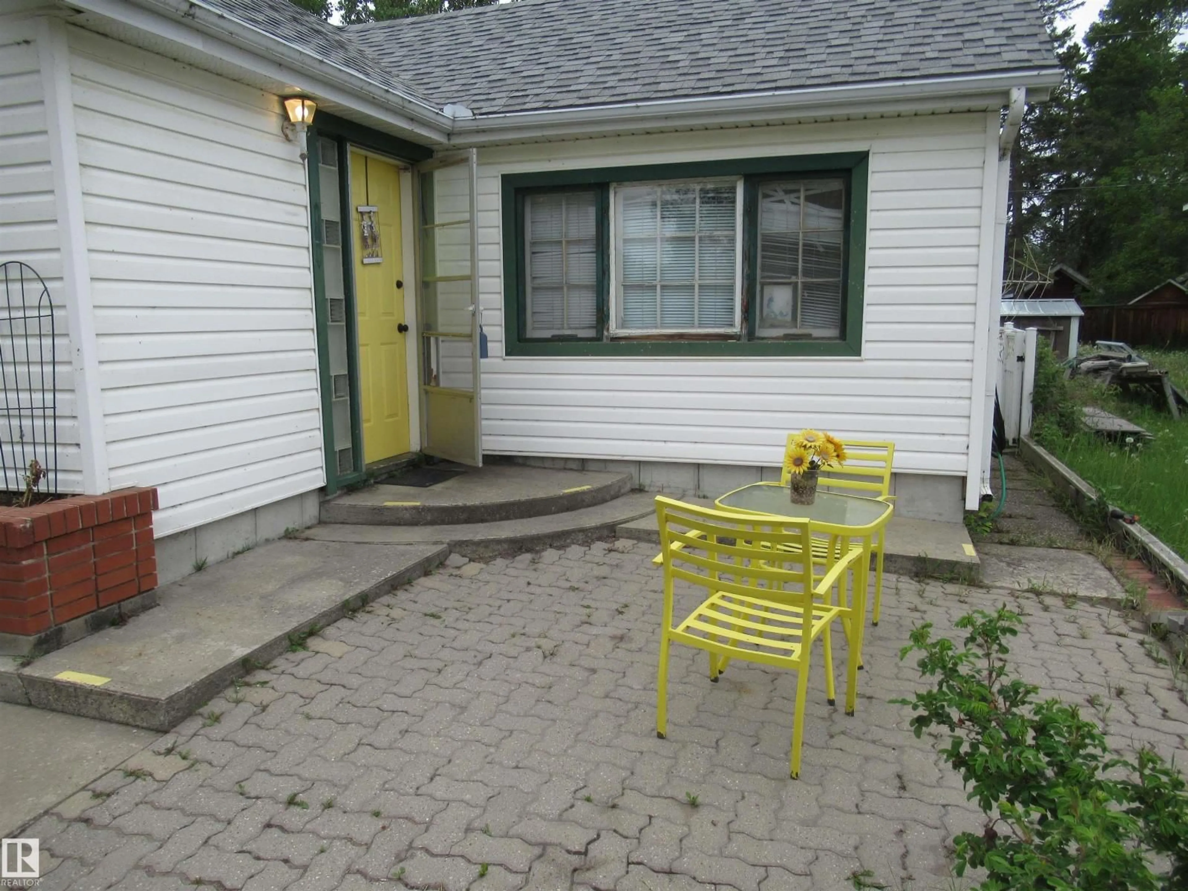 Patio, street for 509 2 AV, Rural Wetaskiwin County Alberta T0C1X0