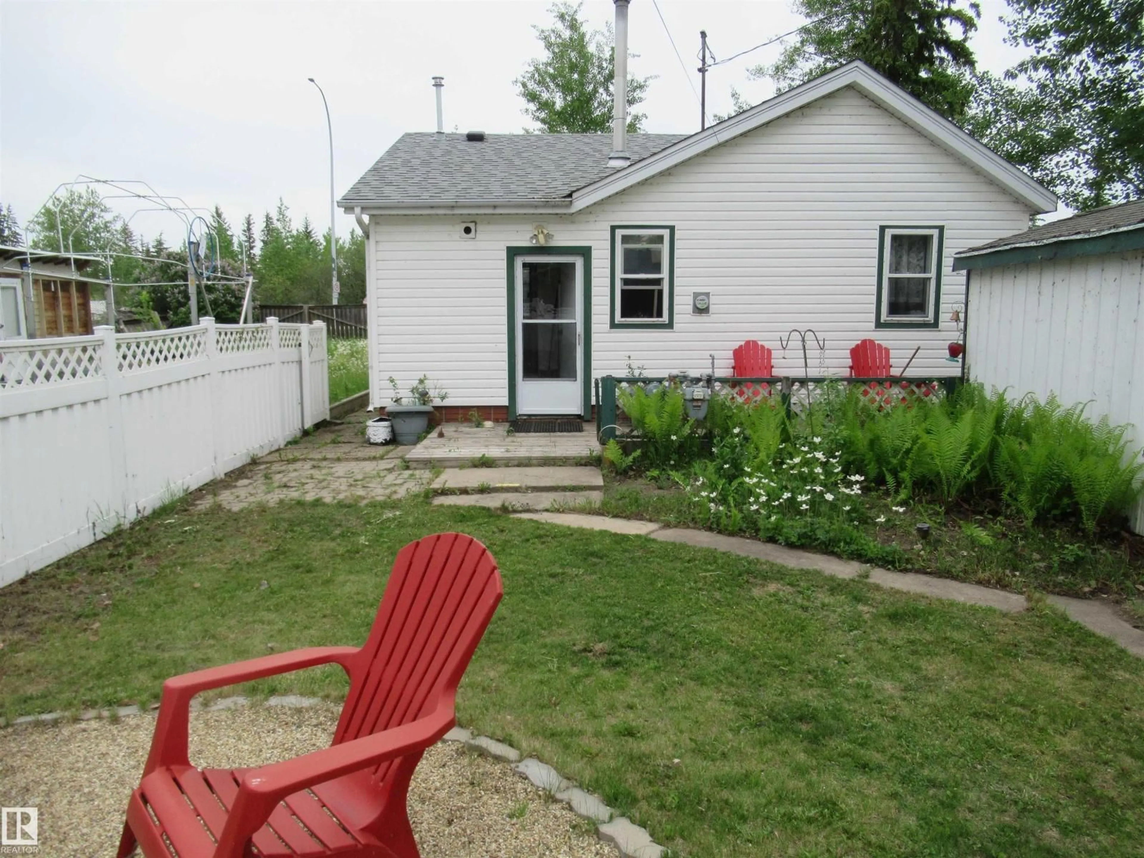Patio, street for 509 2 AV, Rural Wetaskiwin County Alberta T0C1X0