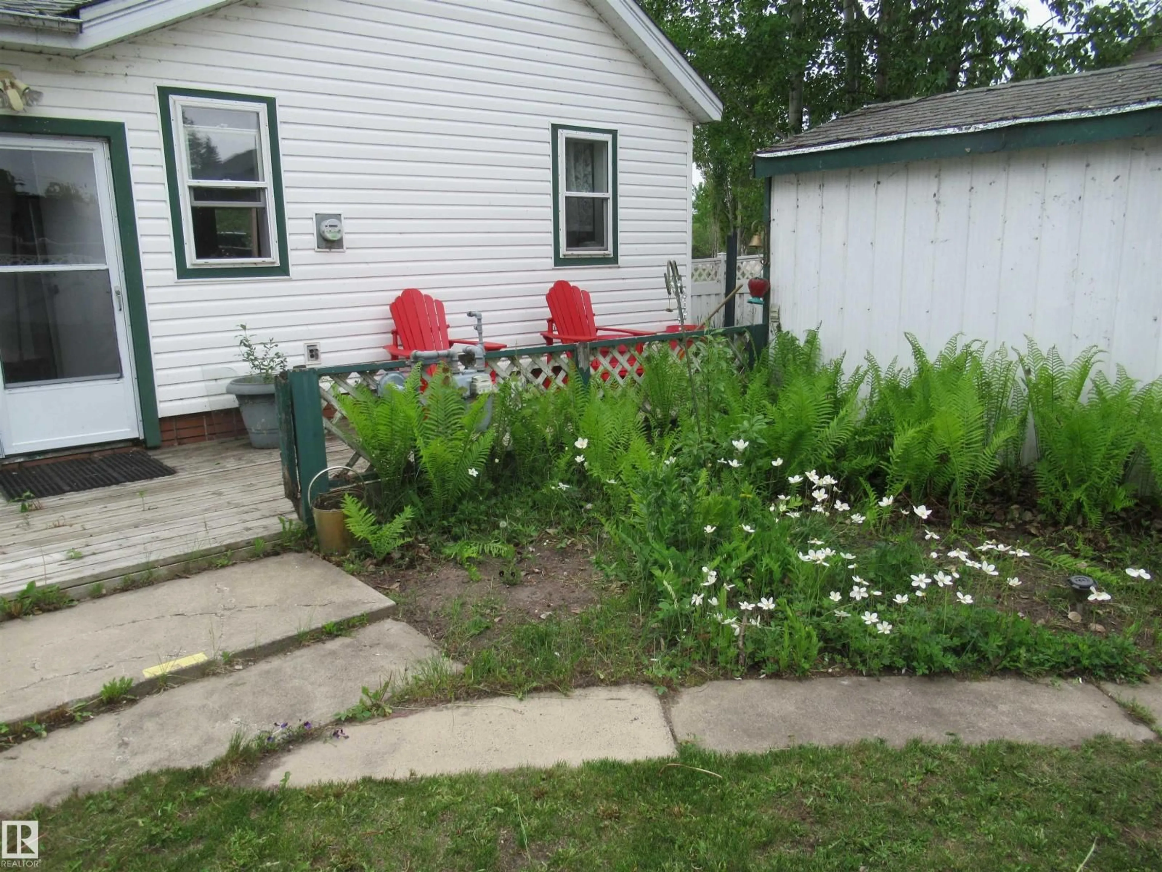 Patio, street for 509 2 AV, Rural Wetaskiwin County Alberta T0C1X0