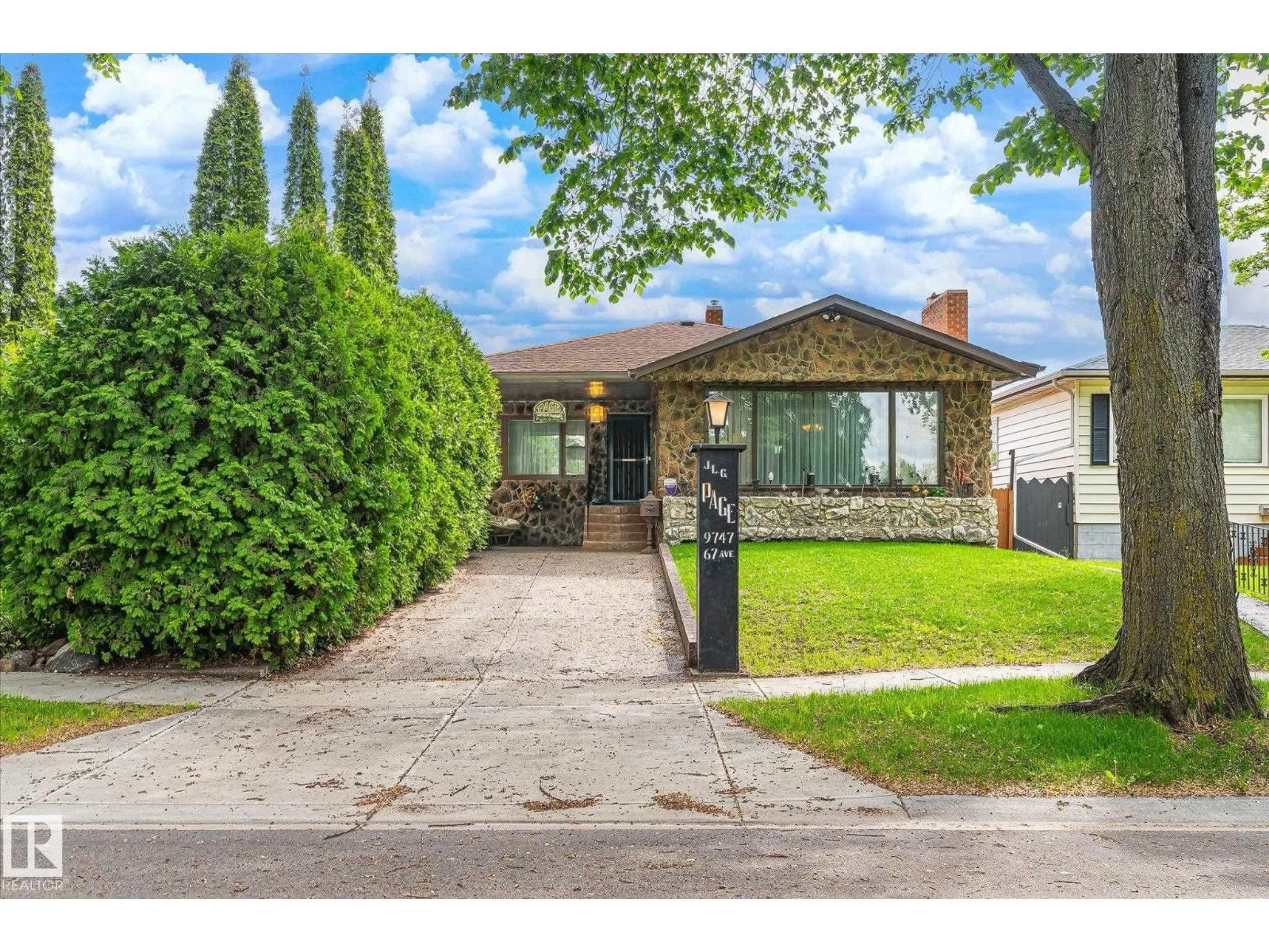 A pic from outside/outdoor area/front of a property/back of a property/a pic from drone, street for NW - 9747 67 AV, Edmonton Alberta T6E0P1