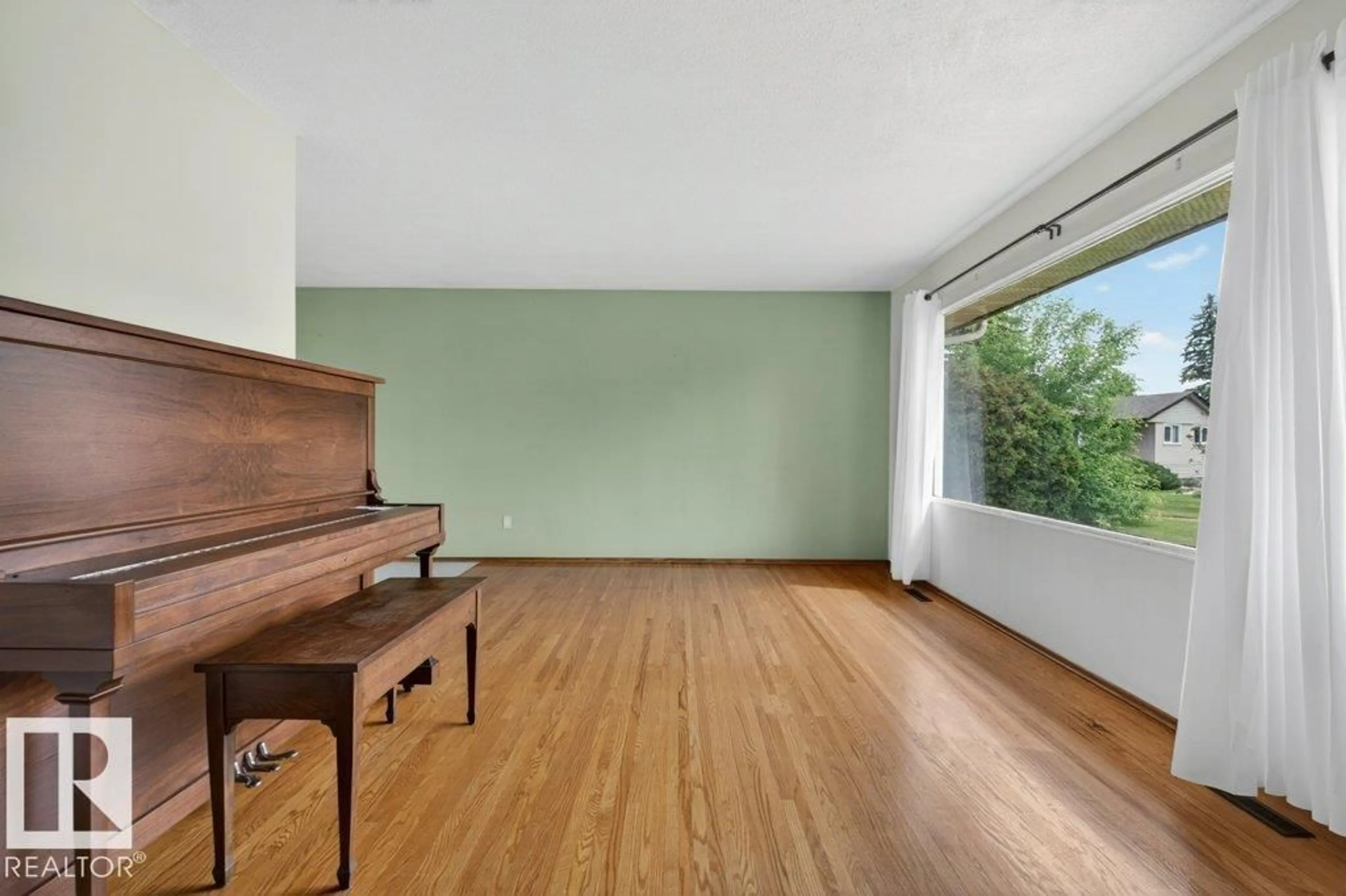 A pic of a room for NW - 5308 105A ST, Edmonton Alberta T6H2P4