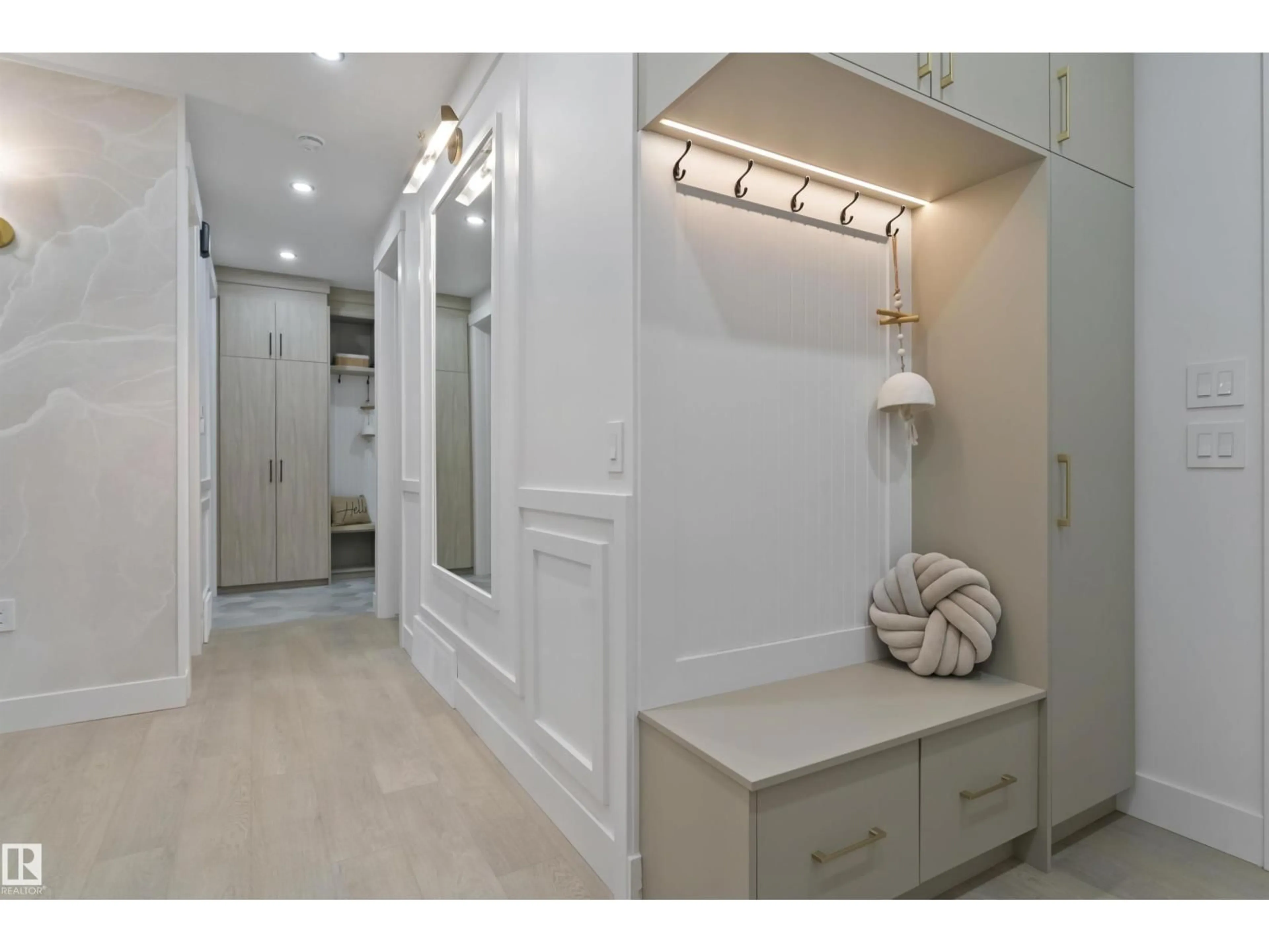 Indoor entryway for 3305 CHICKADEE DR, Edmonton Alberta T5S0V5