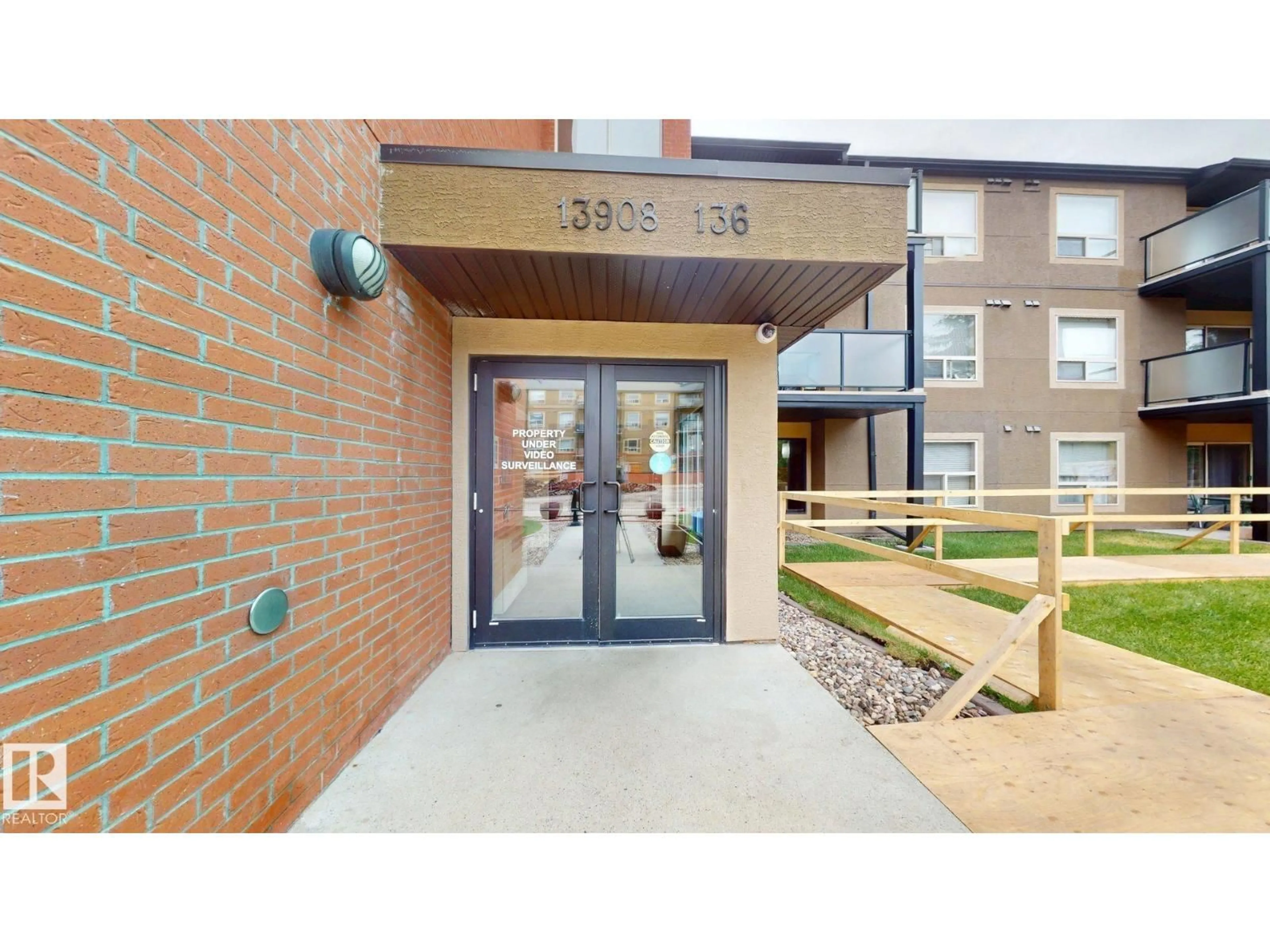 Indoor foyer for #209 - 13908 136 NW, Edmonton Alberta T6V1Y4