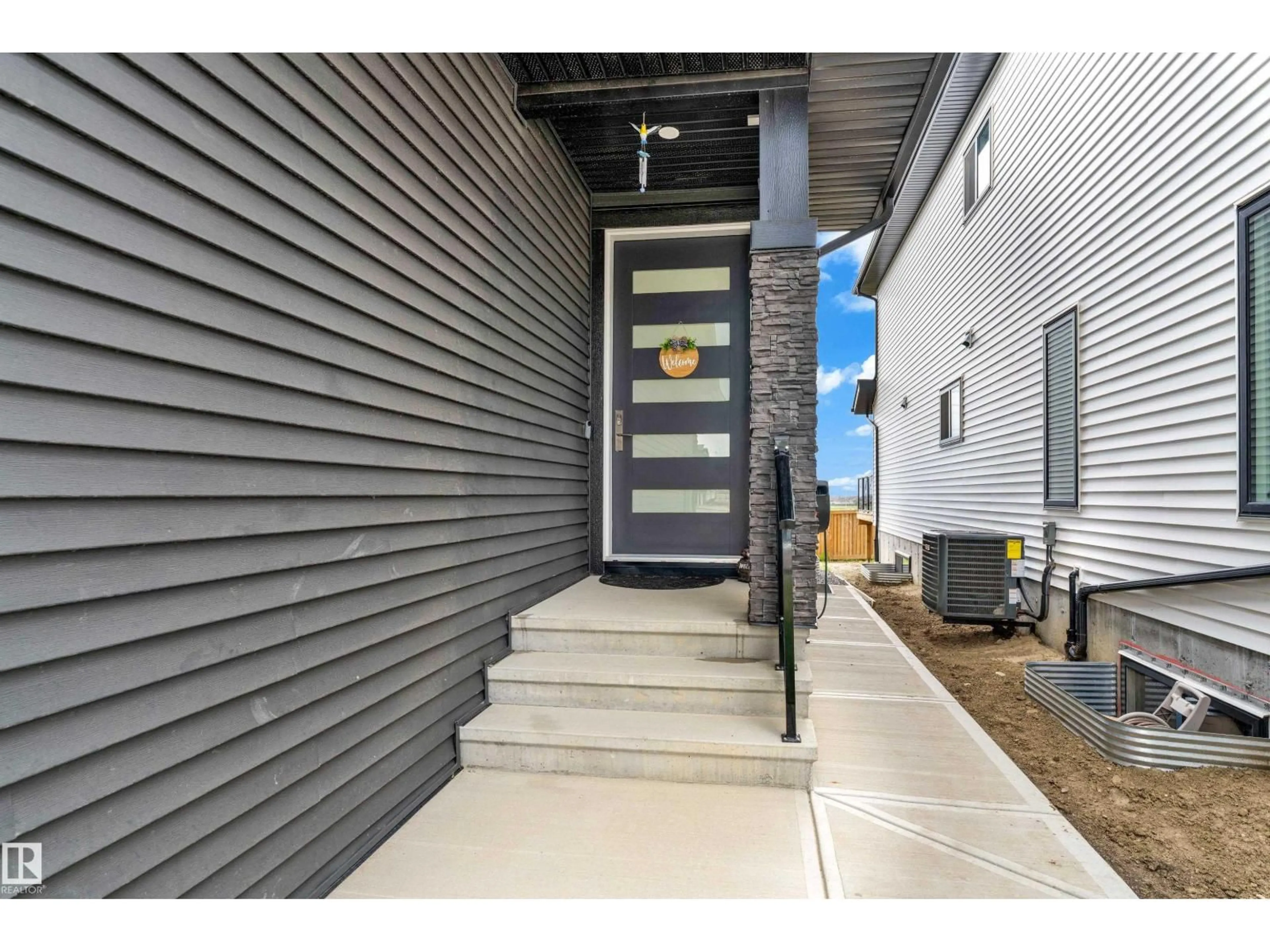 Indoor entryway for 2820 1 AV SW, Edmonton Alberta T6X3E2