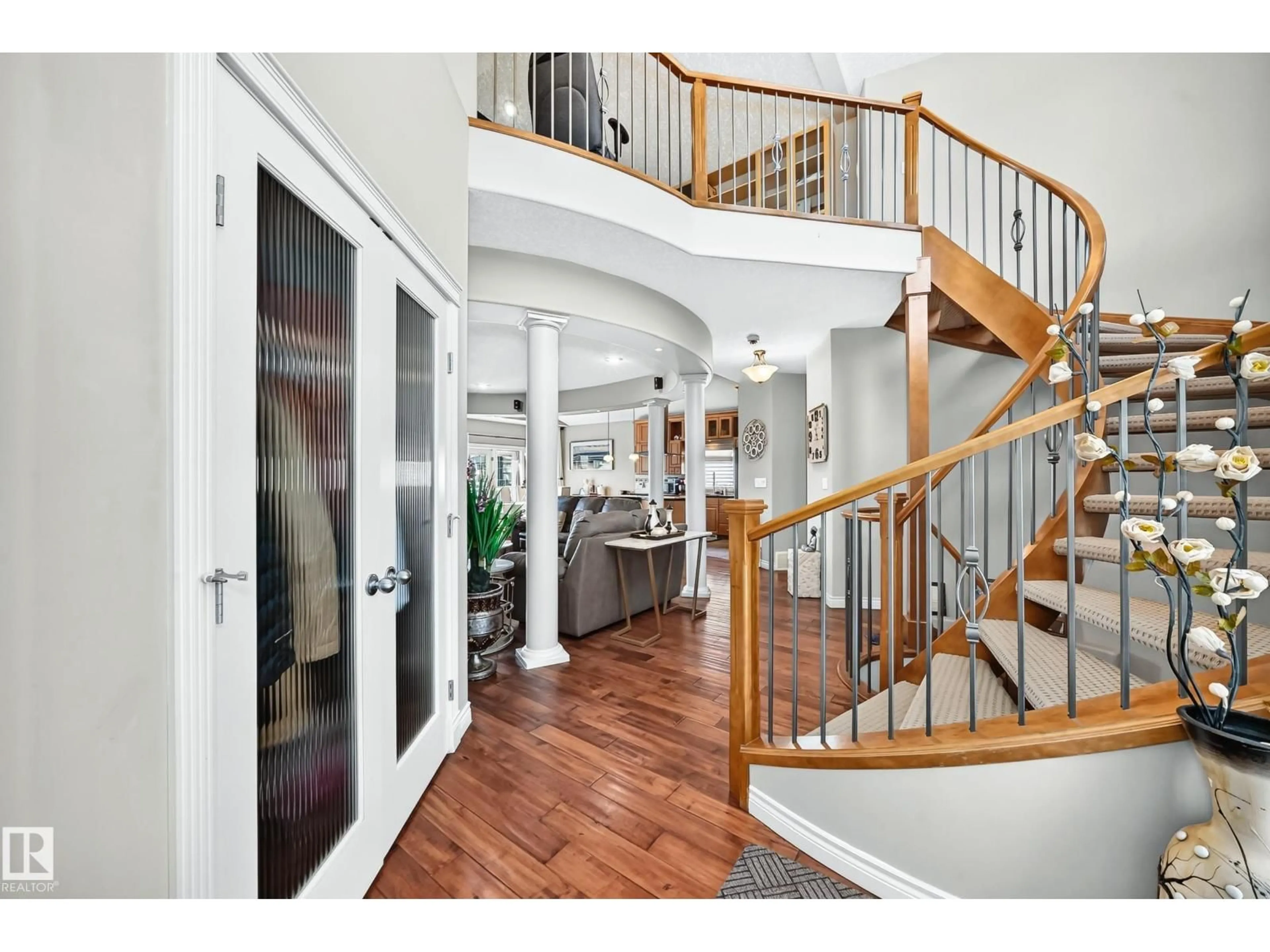 Indoor entryway for 352 OZERNA RD, Edmonton Alberta T5Z3Y4