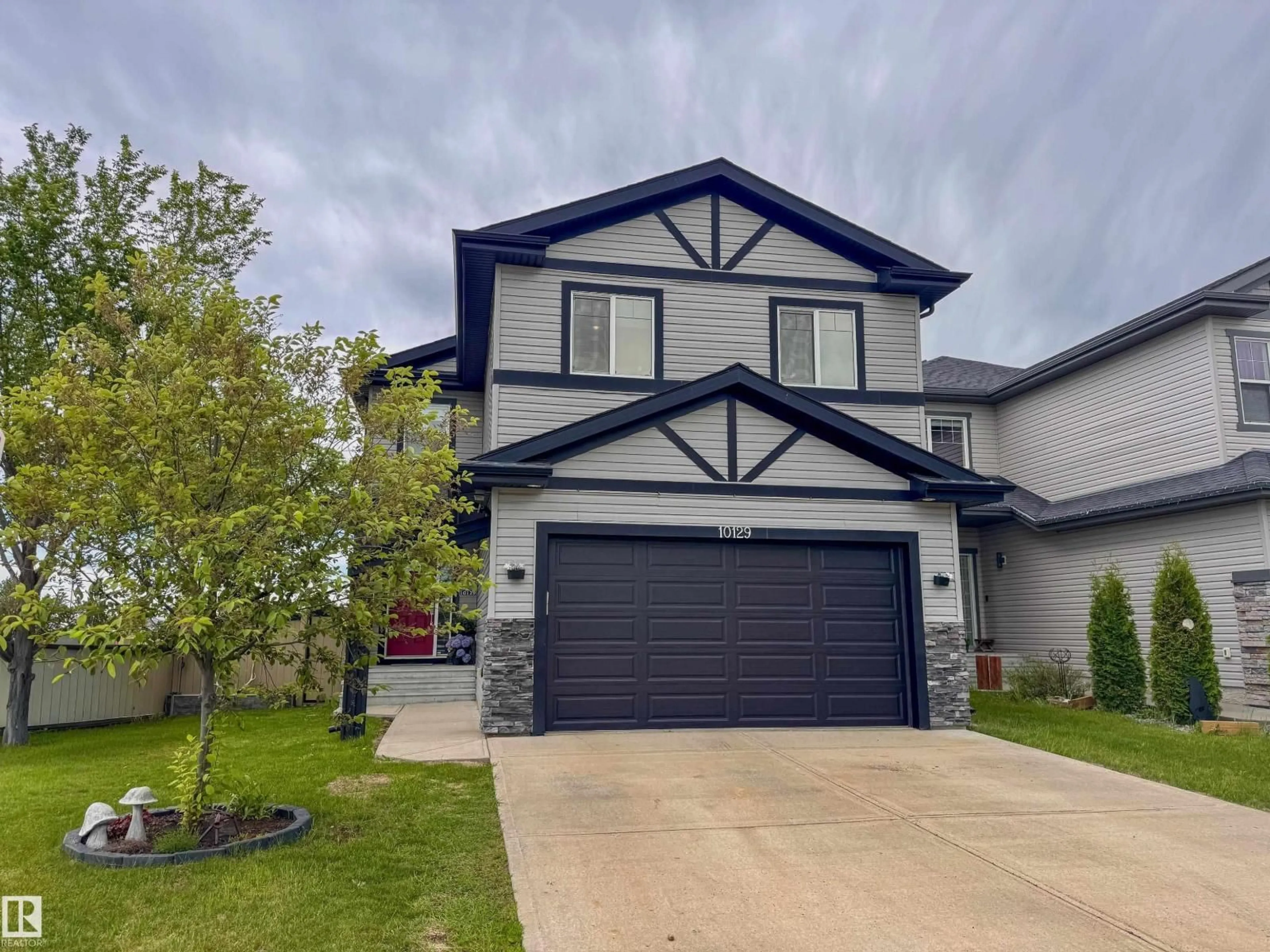 Home with vinyl exterior material, street for 10129 93 ST, Morinville Alberta T8R0C4