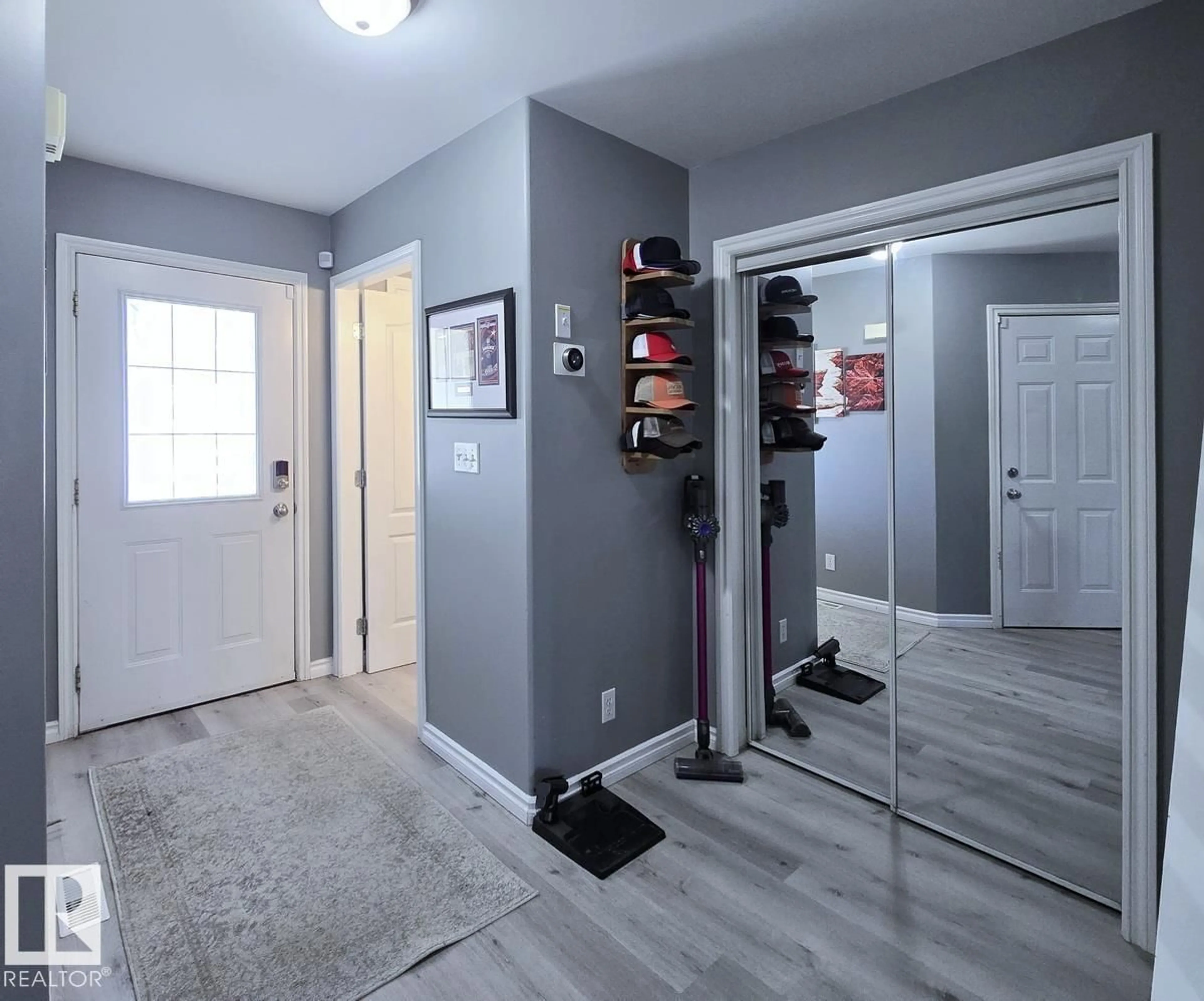 Indoor entryway for 32 BRIDGEVIEW CR, Fort Saskatchewan Alberta T8L4J4