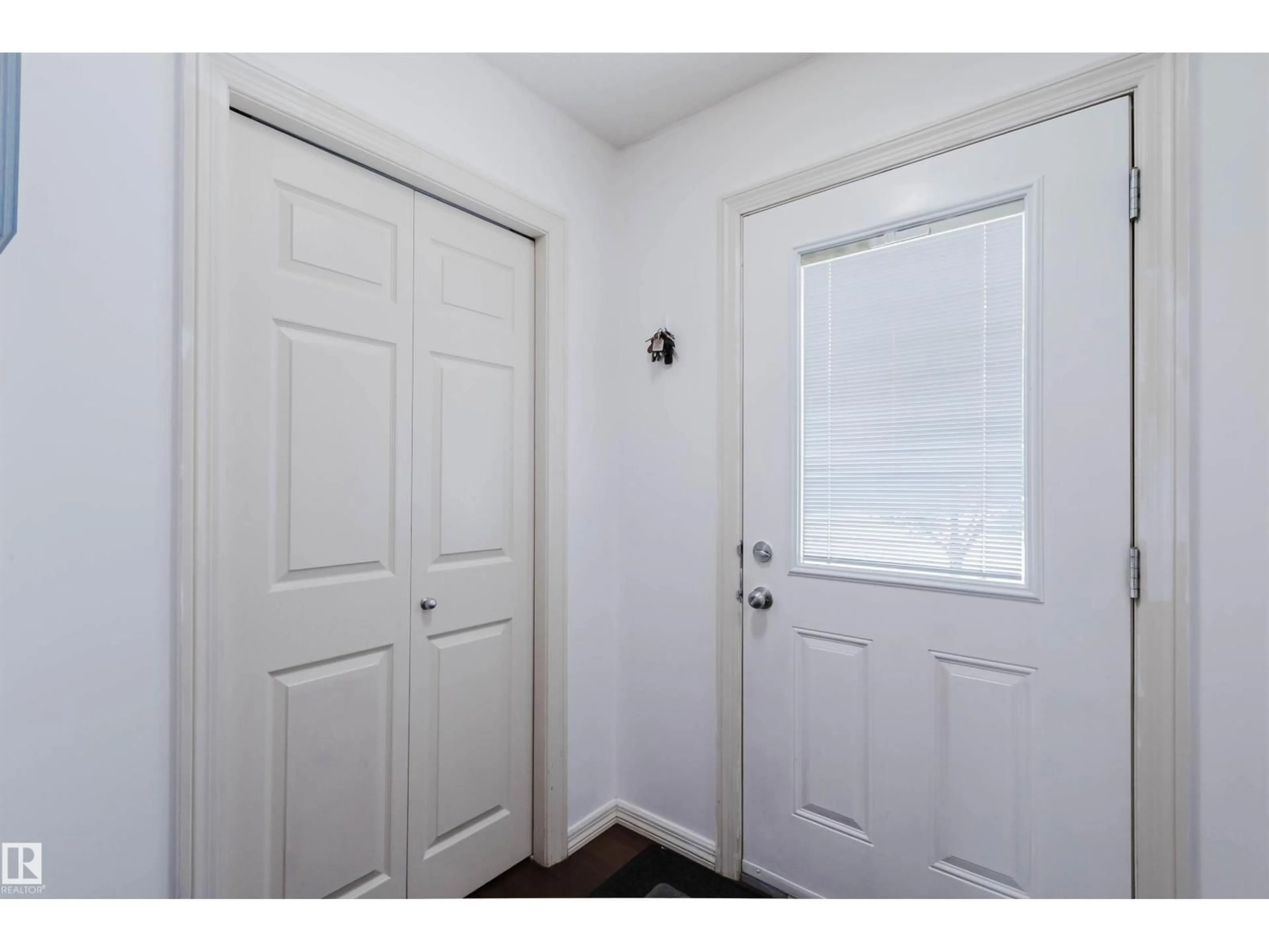 Indoor entryway for 1289 CUNNINGHAM DR, Edmonton Alberta T6W0R7