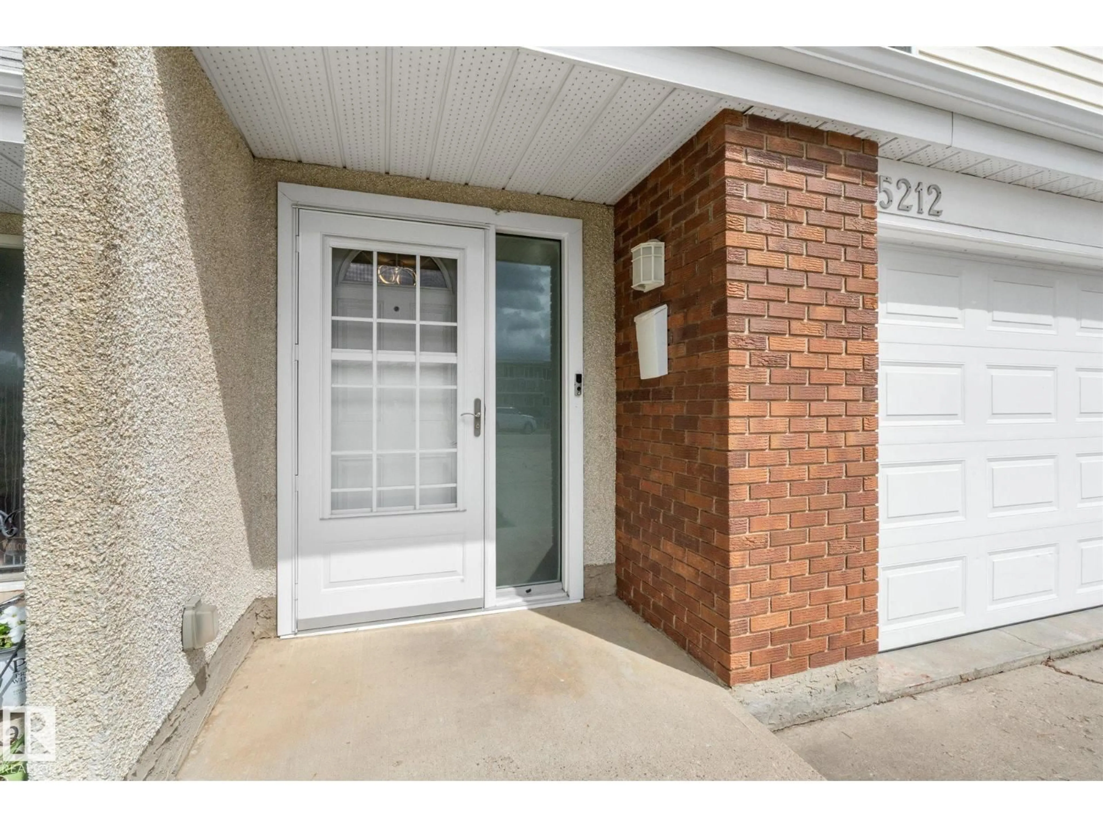 Indoor entryway for 5212 146 AV, Edmonton Alberta T5A3L6