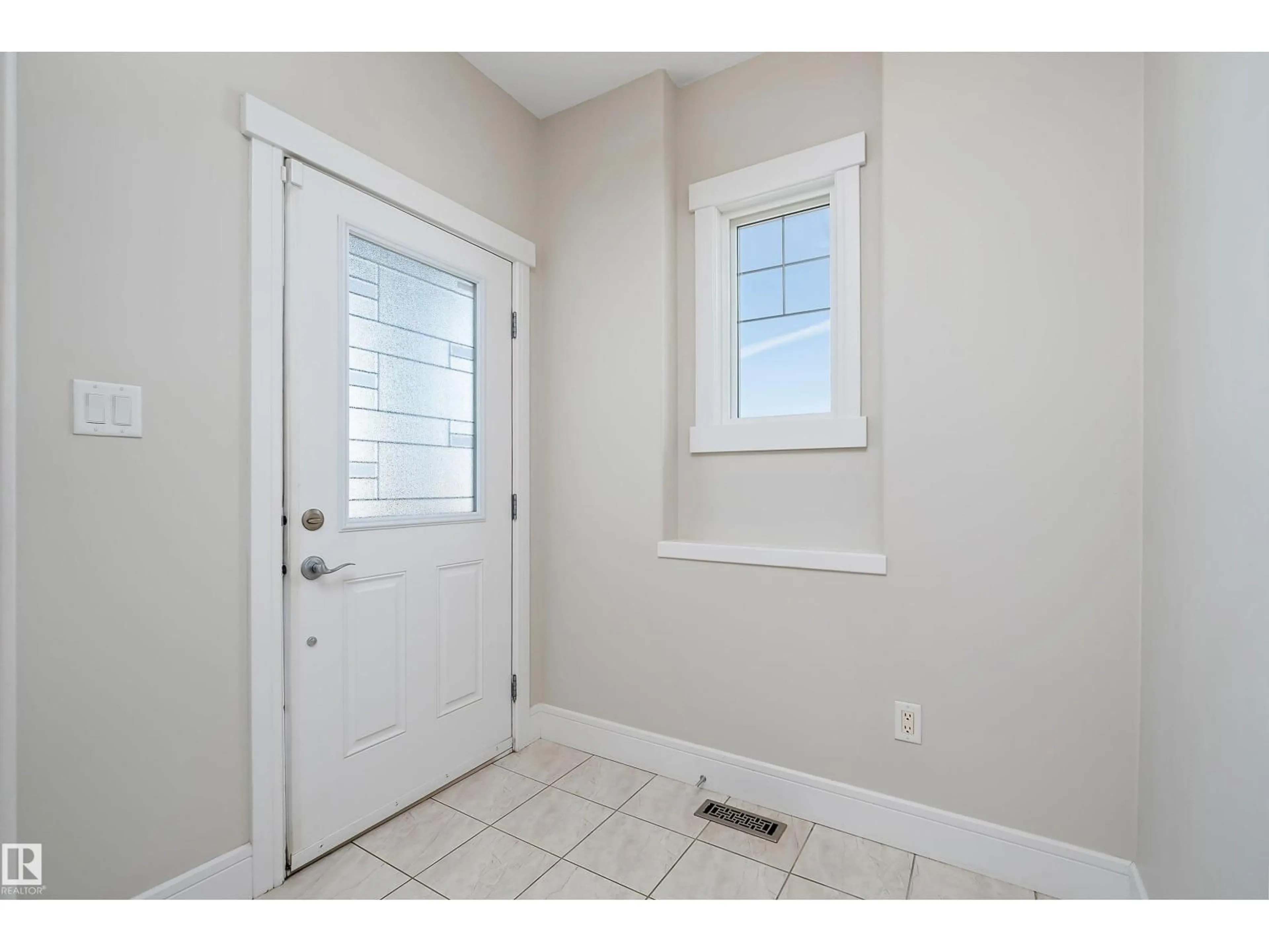 Indoor entryway for 5319 SCHONSEE DR, Edmonton Alberta T5Z0M5