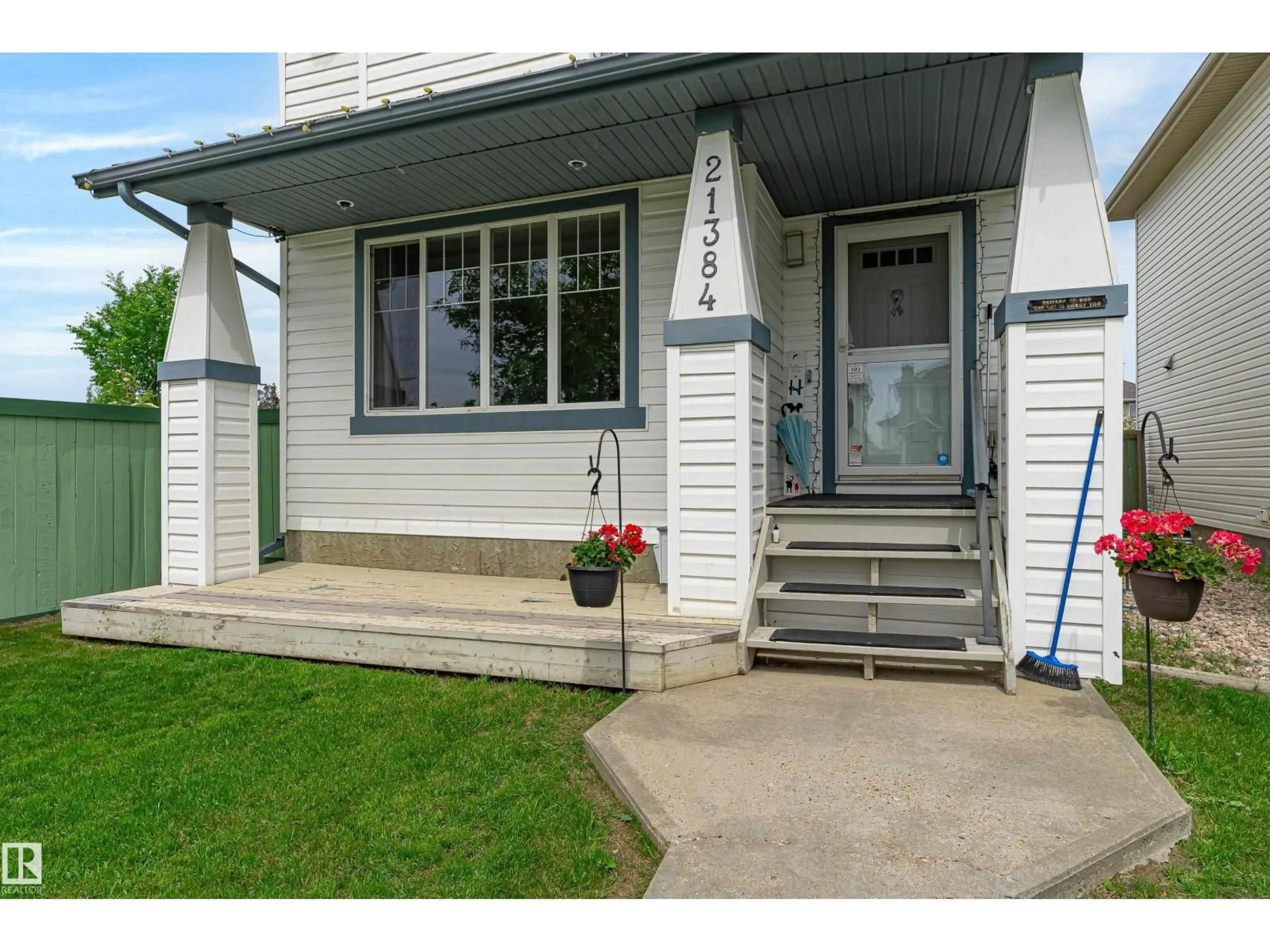 Home with vinyl exterior material, street for 21384 88 AV, Edmonton Alberta T5T6V1