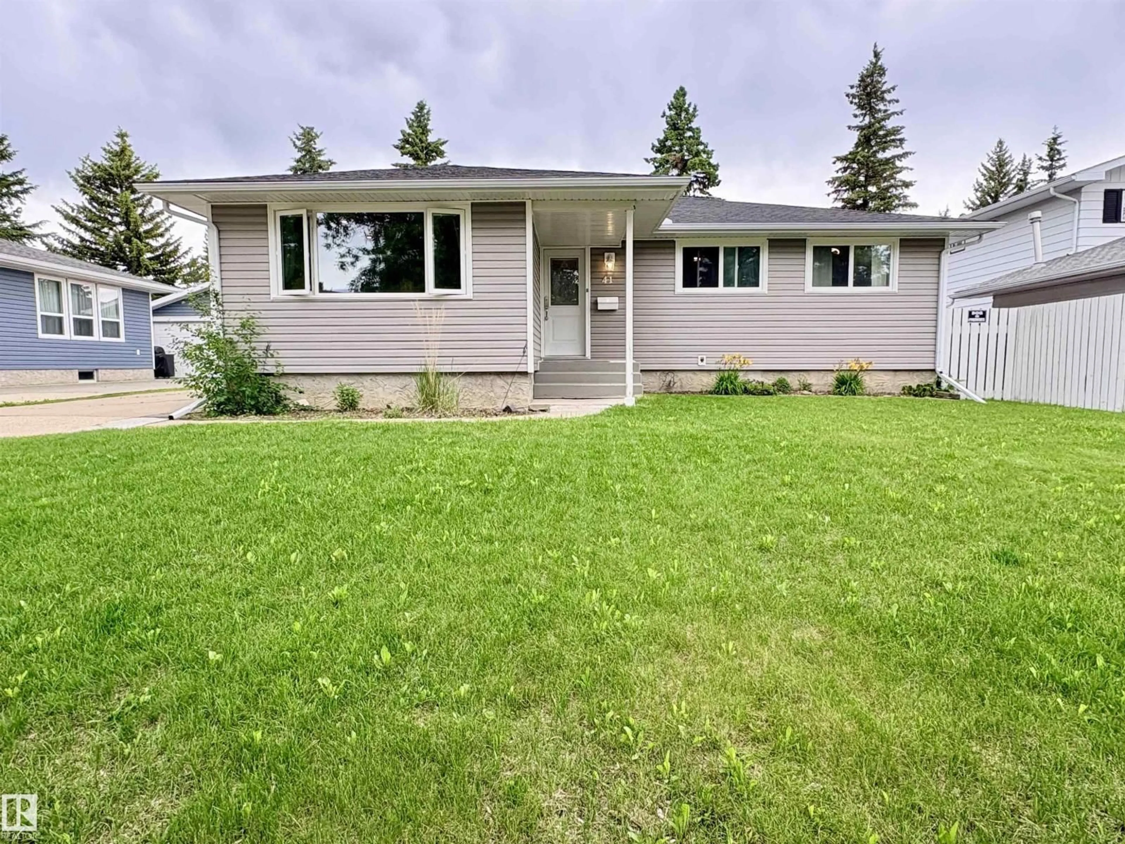 Home with vinyl exterior material, street for 41 ABBEY CR, St. Albert Alberta T8N2X3
