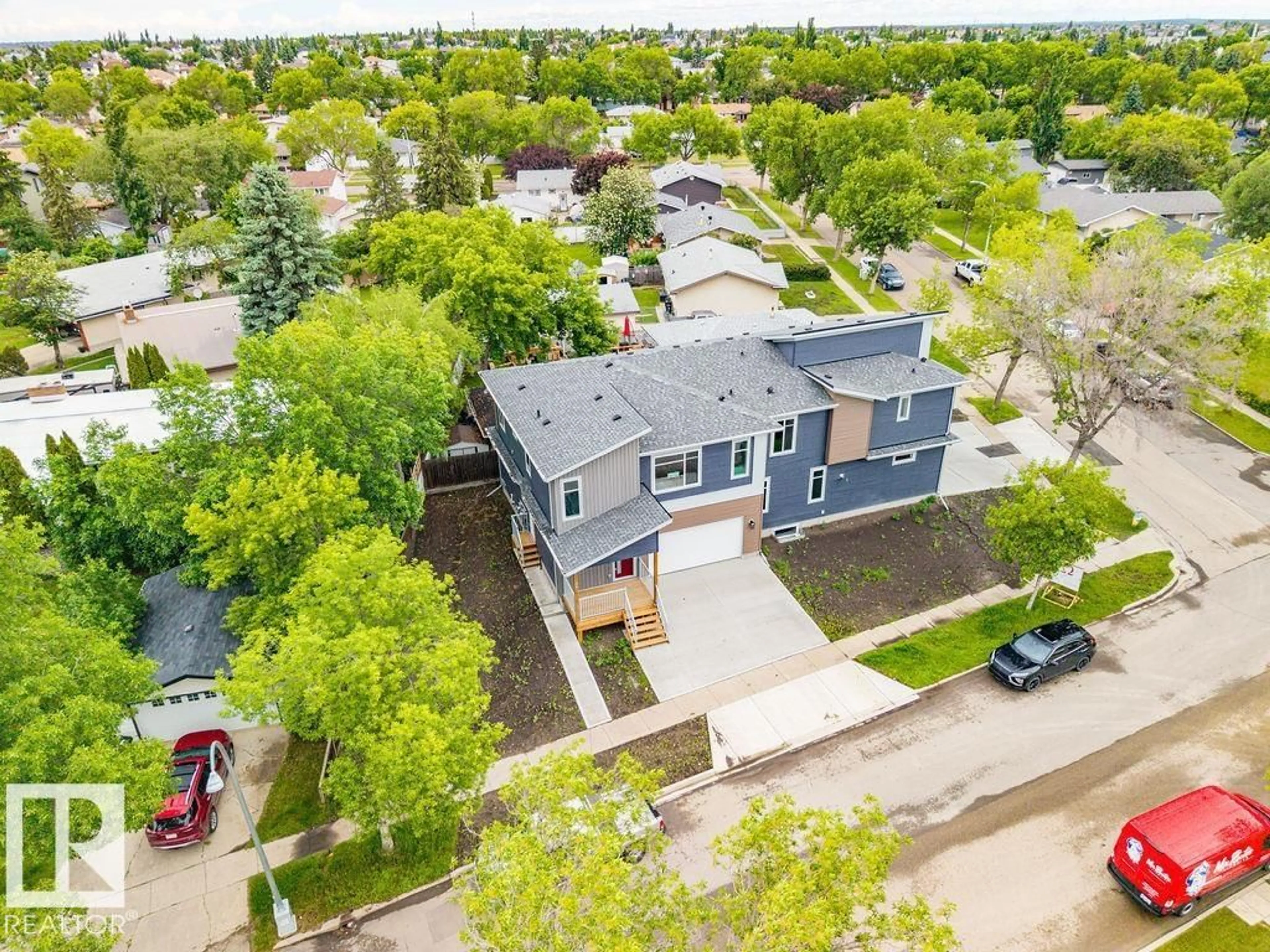 A pic from outside/outdoor area/front of a property/back of a property/a pic from drone, street for NW - 6204 150 AV, Edmonton Alberta T5A1W8