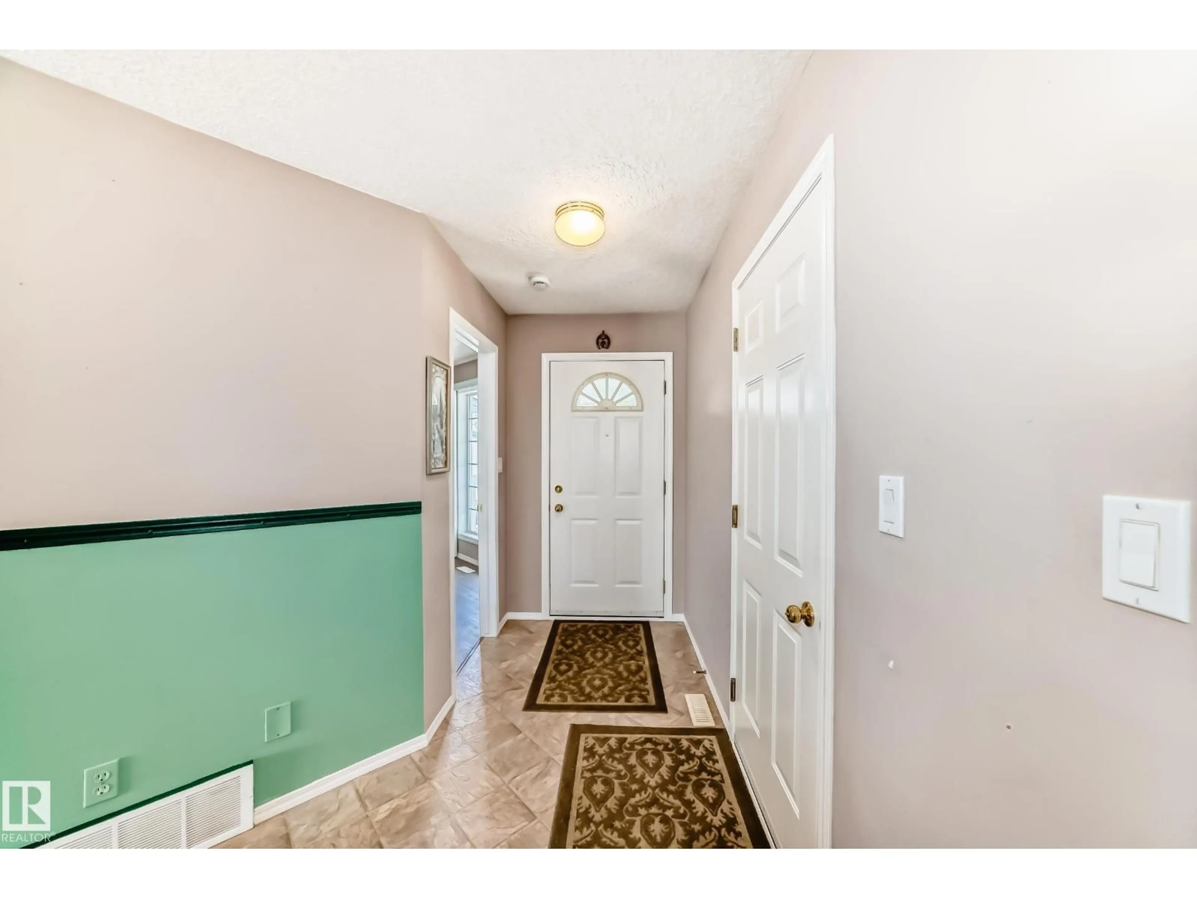 Indoor entryway for VG - 104 MAISONETTE, Leduc Alberta T9E6T1