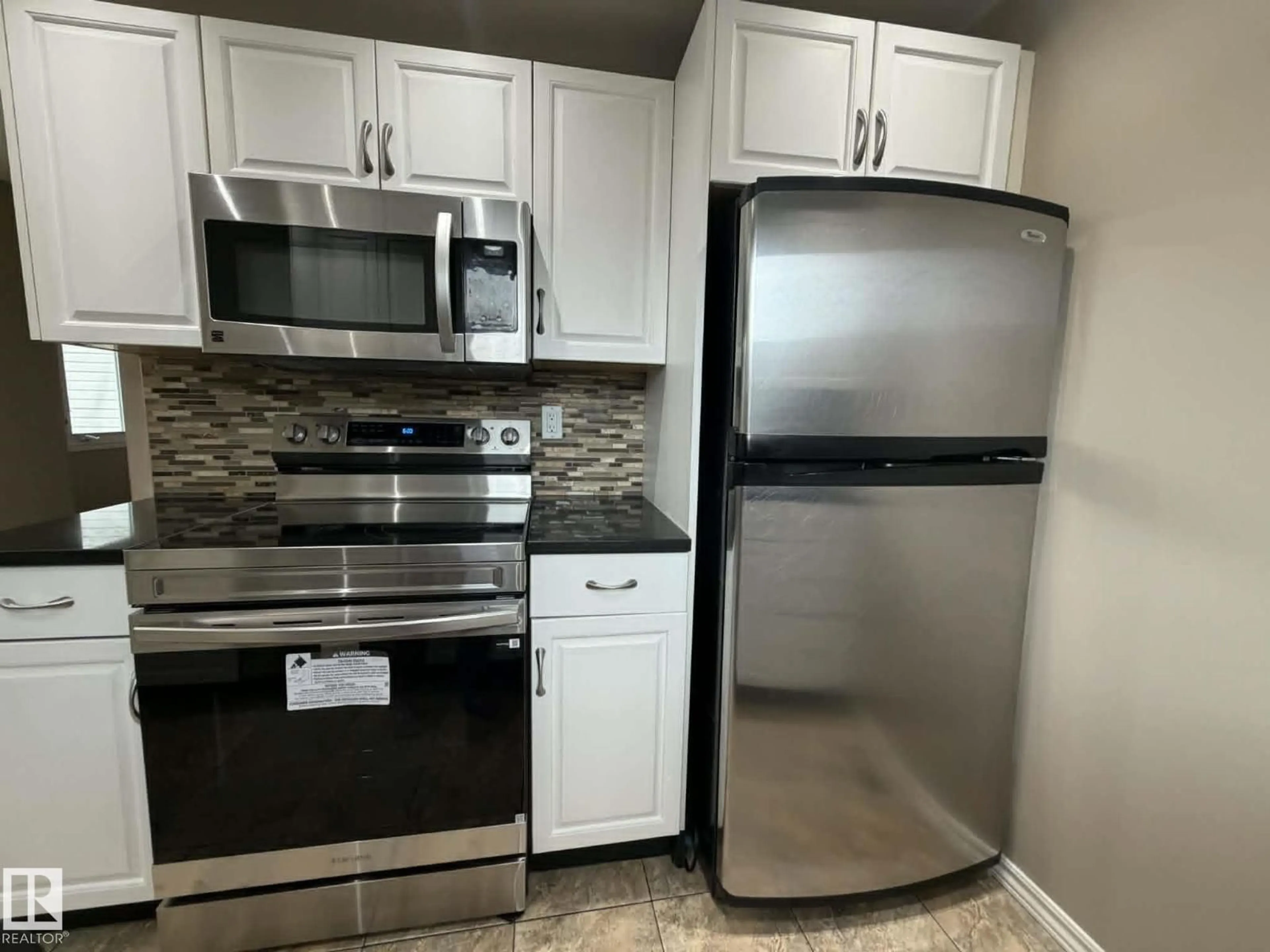 Standard kitchen, unknown for 6624 178 ST NW, Edmonton Alberta T5T2A2