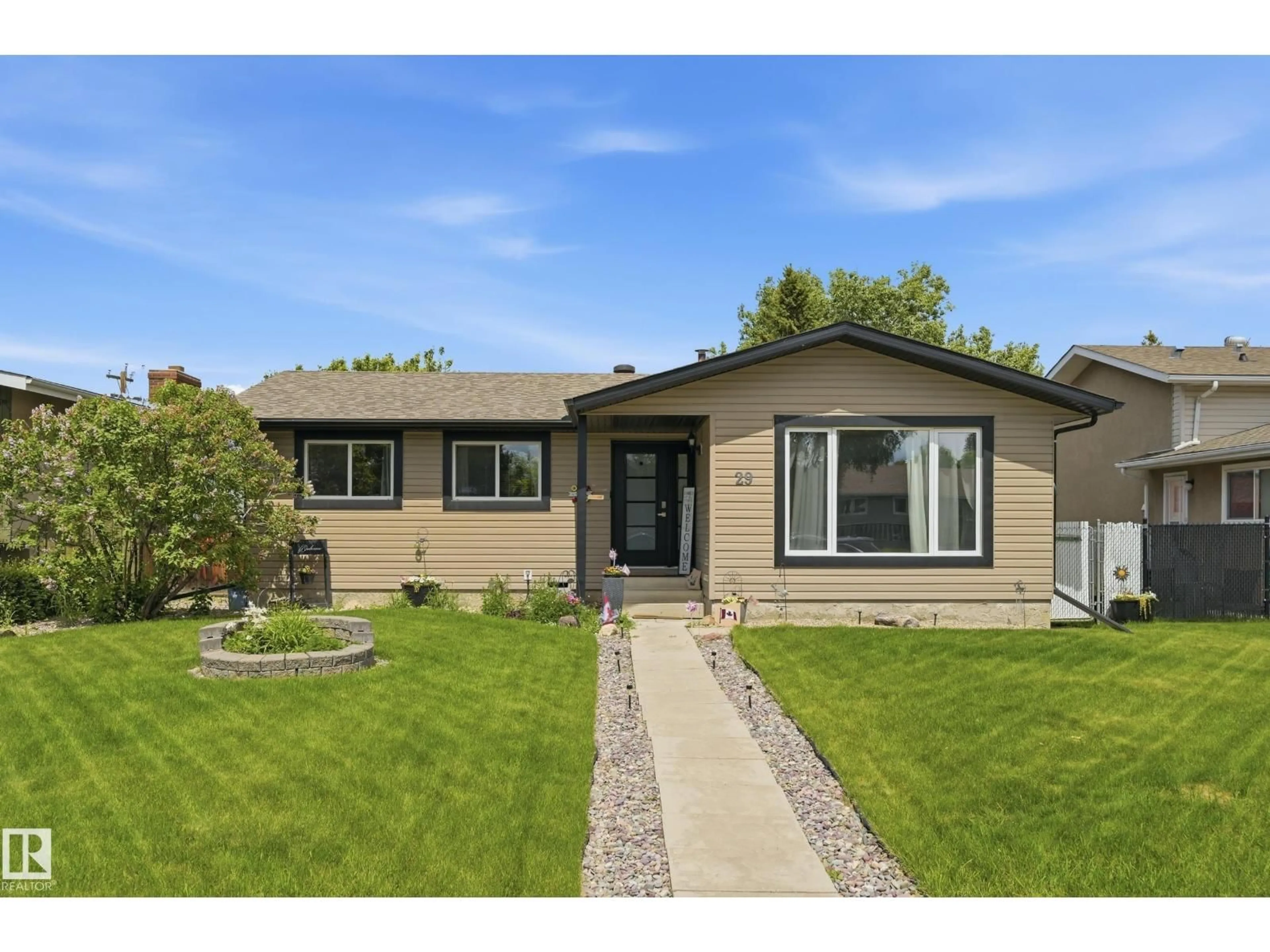 Home with vinyl exterior material, street for 29 WINCHESTER AV, Spruce Grove Alberta T7X1L5