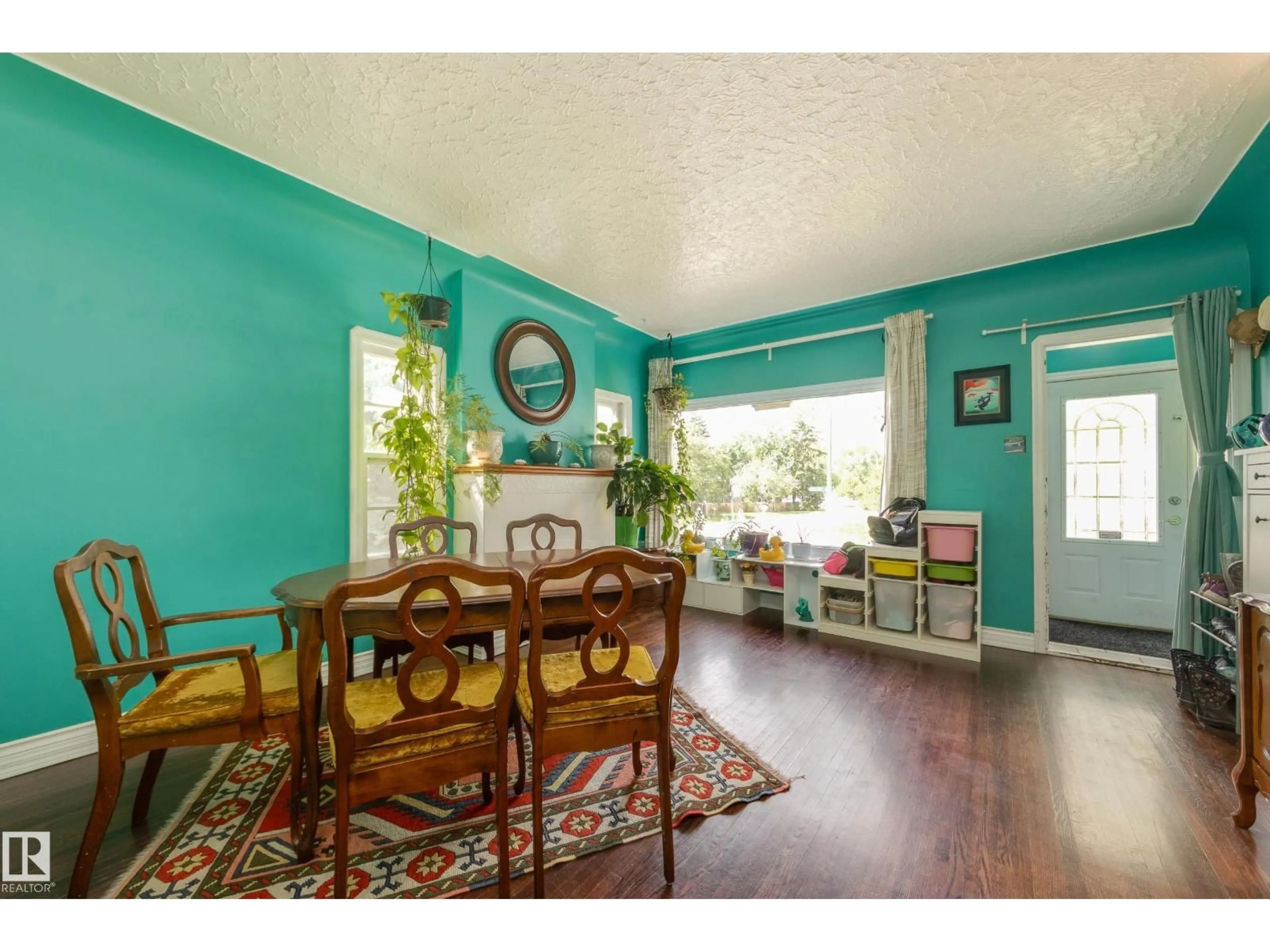 Dining room, wood/laminate floor for 10631 71 AV, Edmonton Alberta T6E0X3