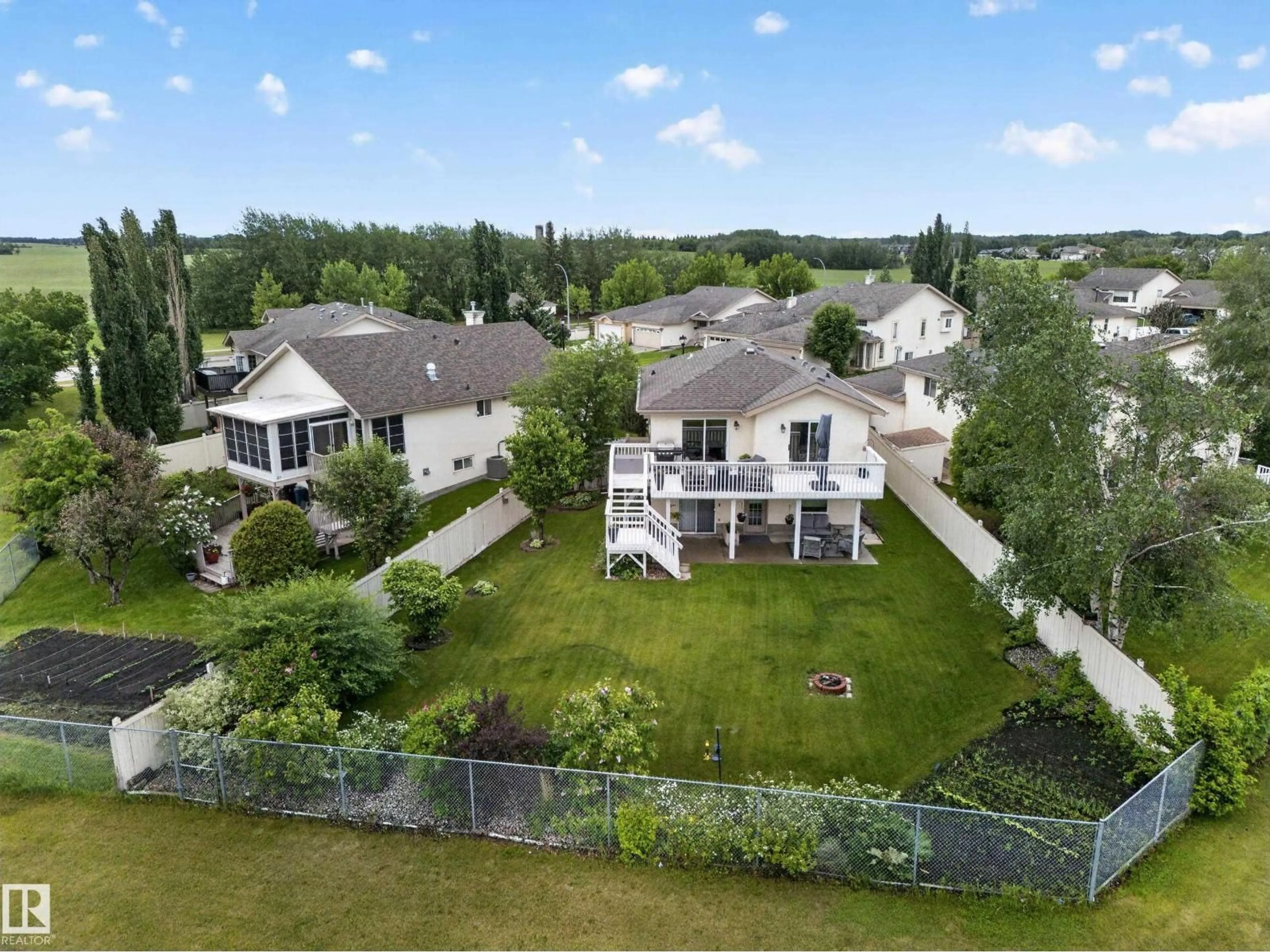 A pic from outside/outdoor area/front of a property/back of a property/a pic from drone, unknown for 27 FAIRWAY GR, Stony Plain Alberta T7Z1M4