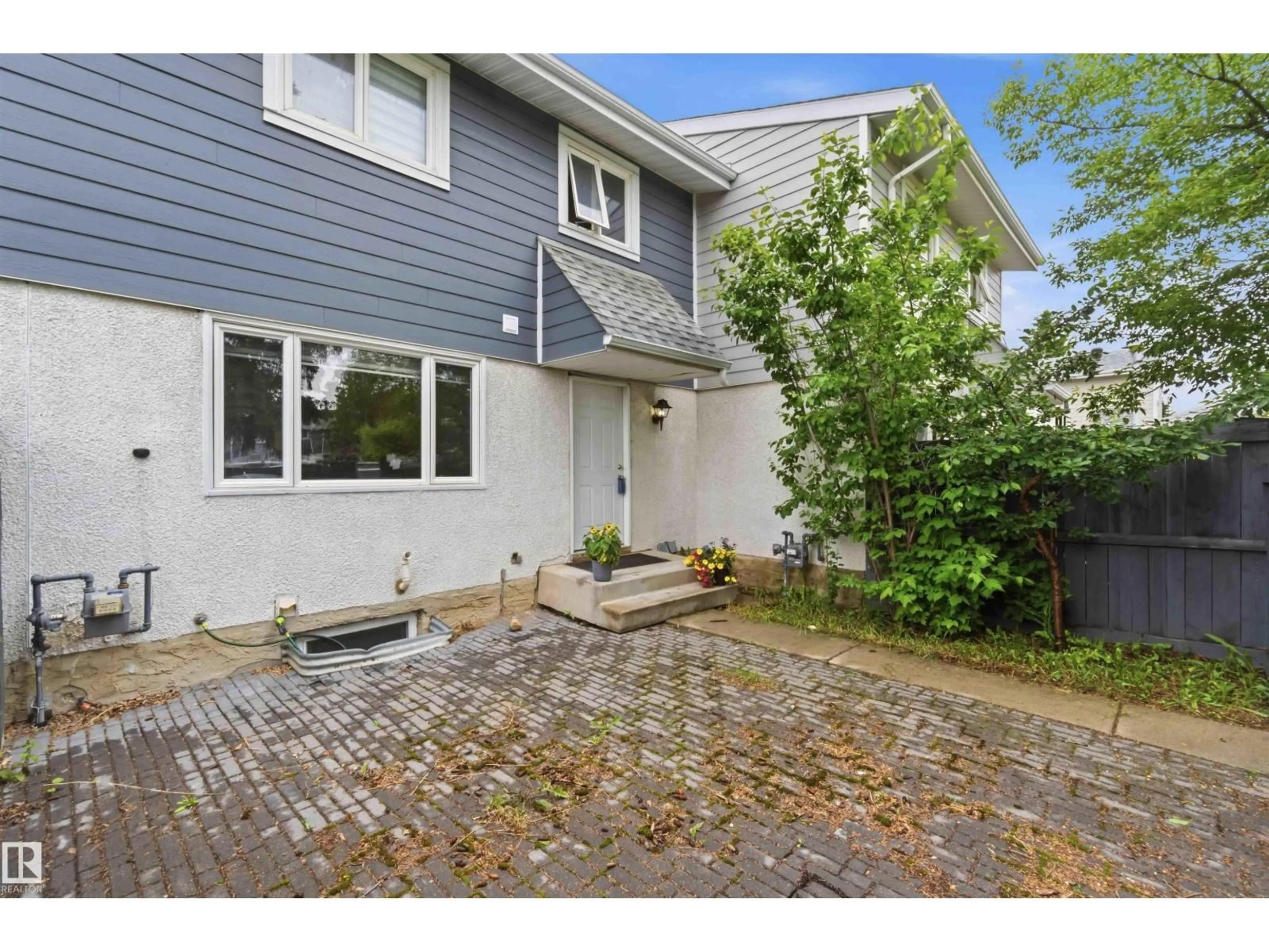 A pic from outside/outdoor area/front of a property/back of a property/a pic from drone, street for 219 CALLINGWOOD TW, Edmonton Alberta T5T1A3