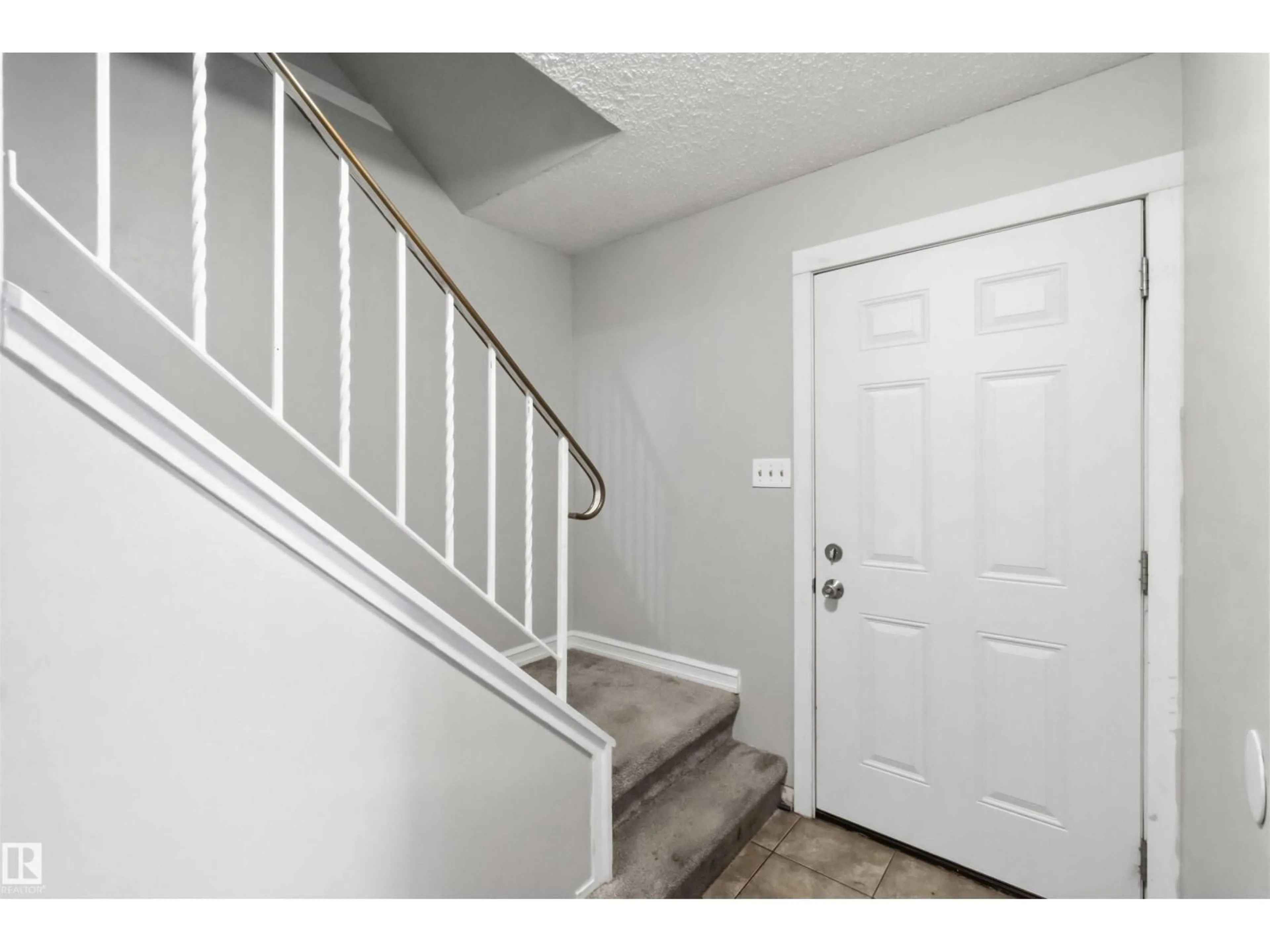 Indoor entryway for 219 CALLINGWOOD TW, Edmonton Alberta T5T1A3
