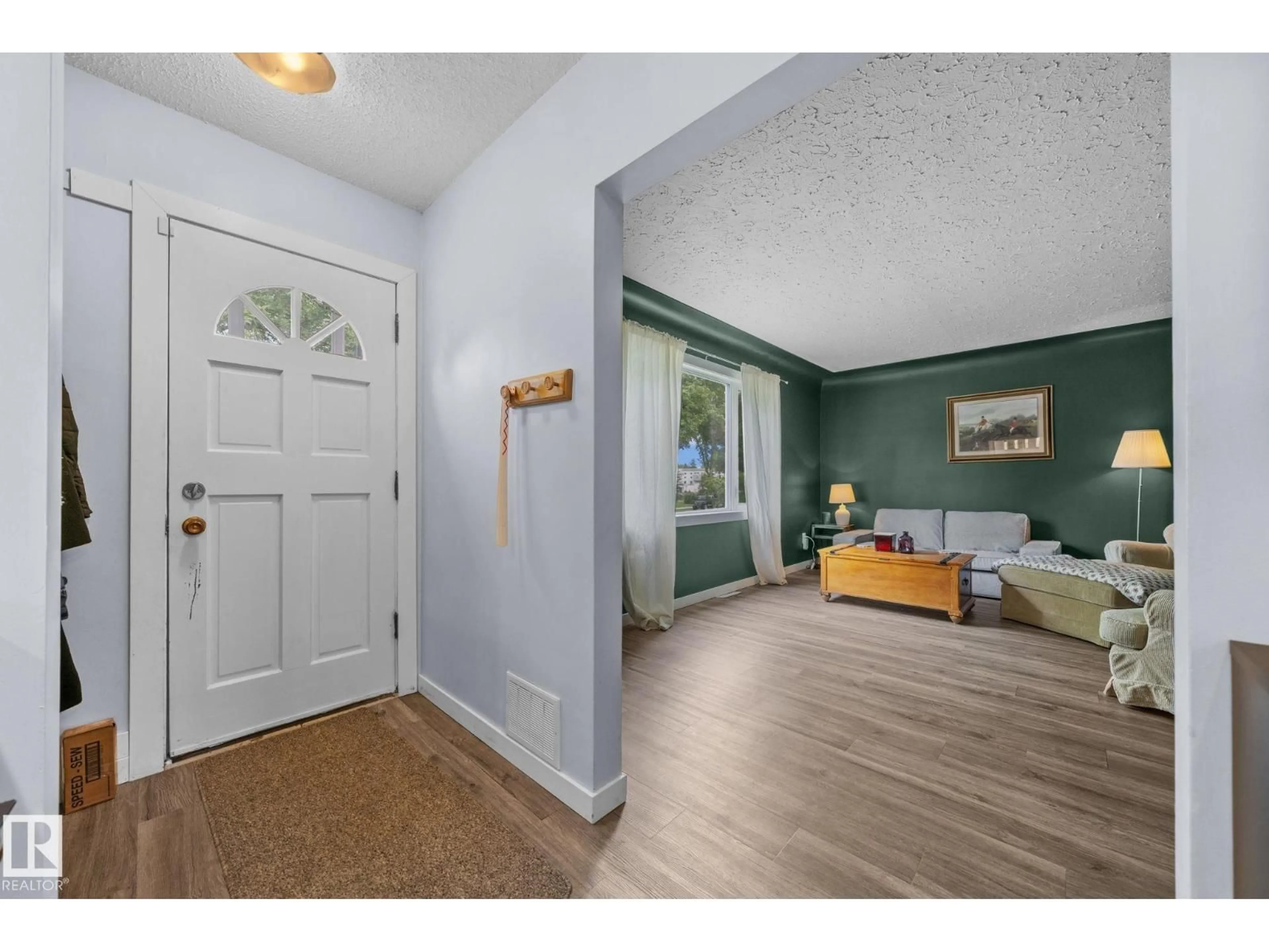 Indoor entryway for 13631 122 AV, Edmonton Alberta T5L2W1
