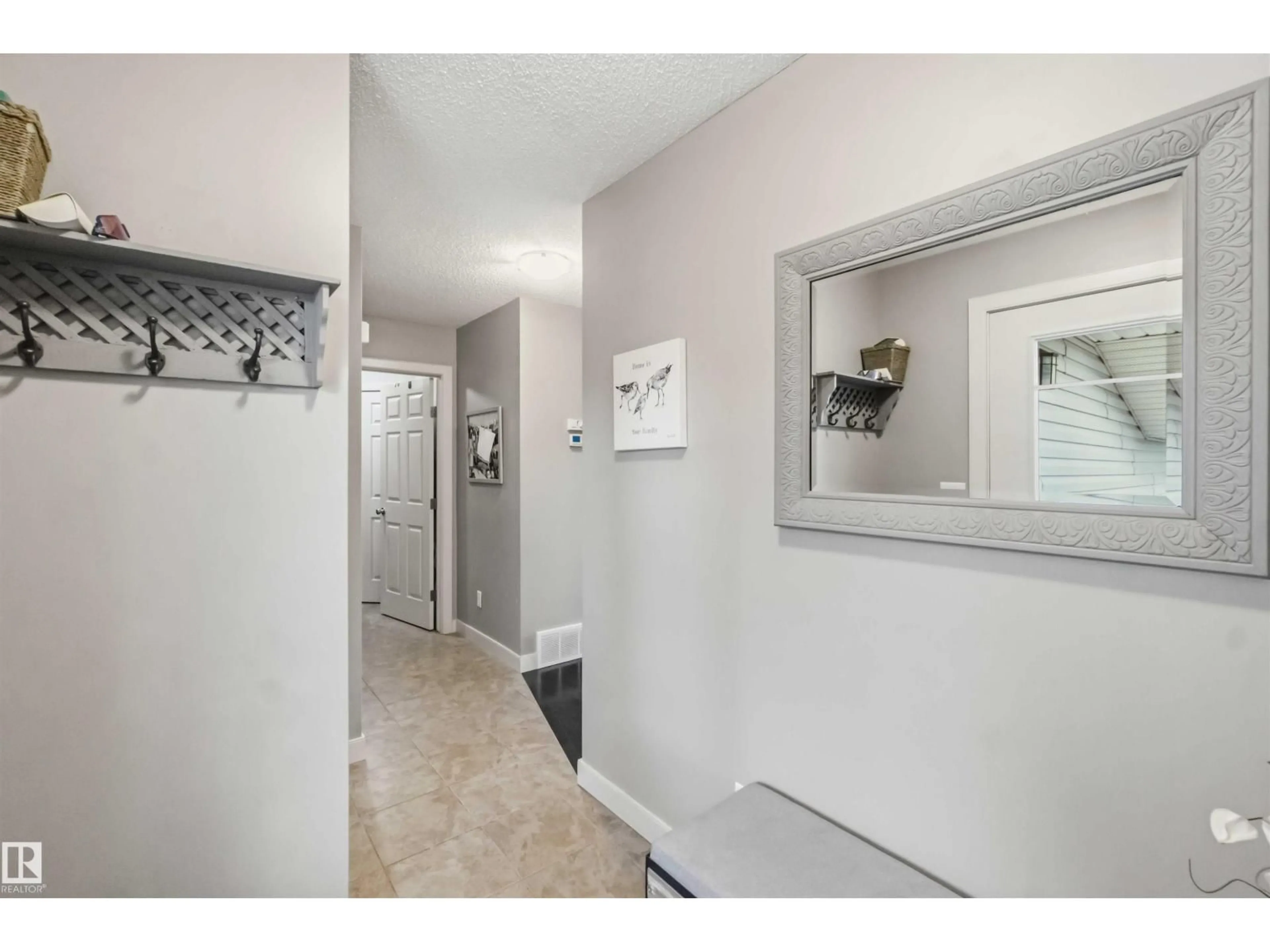 Indoor entryway for 20013 131 AV, Edmonton Alberta T5S0E1