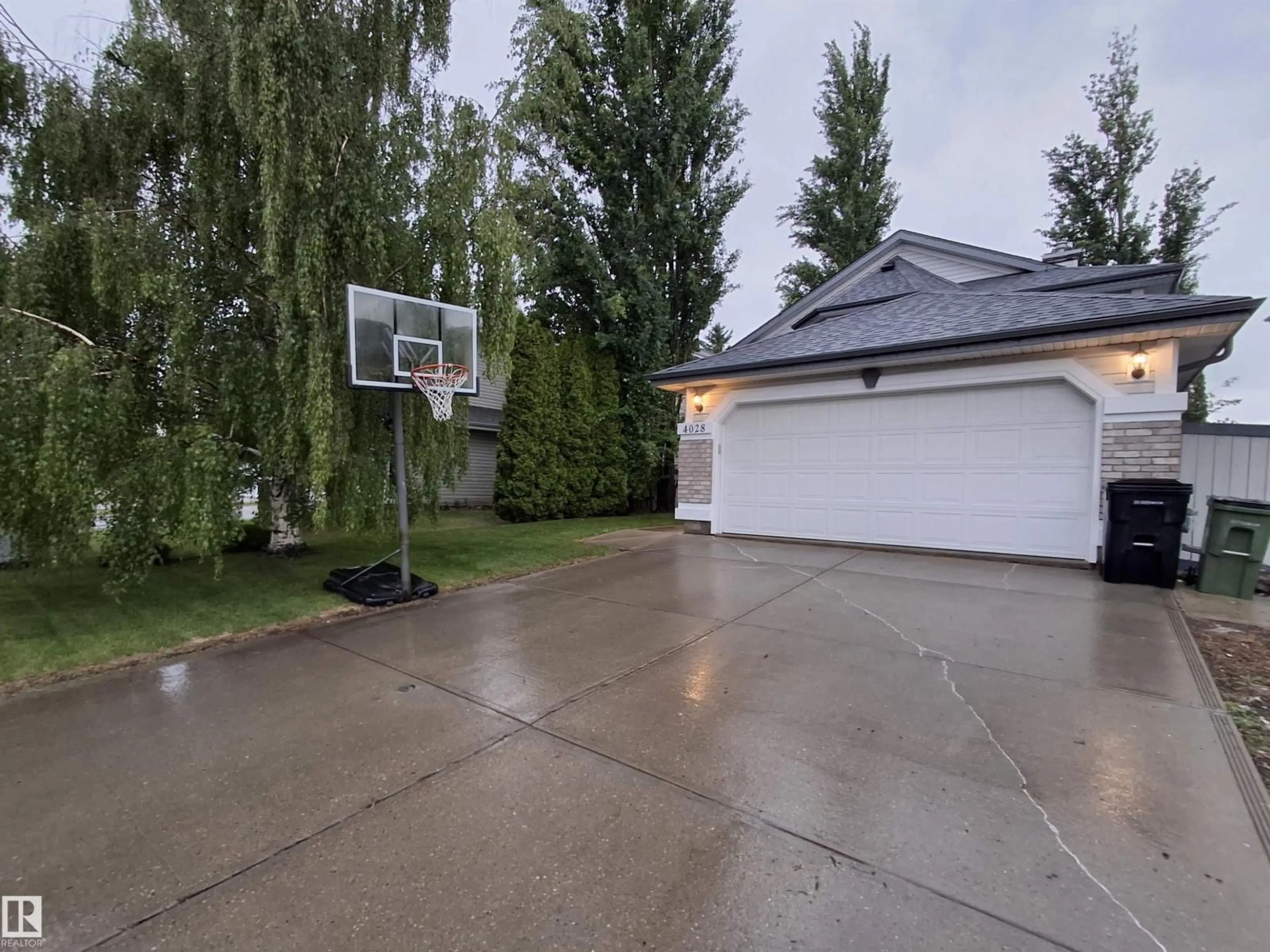 Indoor garage for 4028 31 ST, Edmonton Alberta T6T1L3