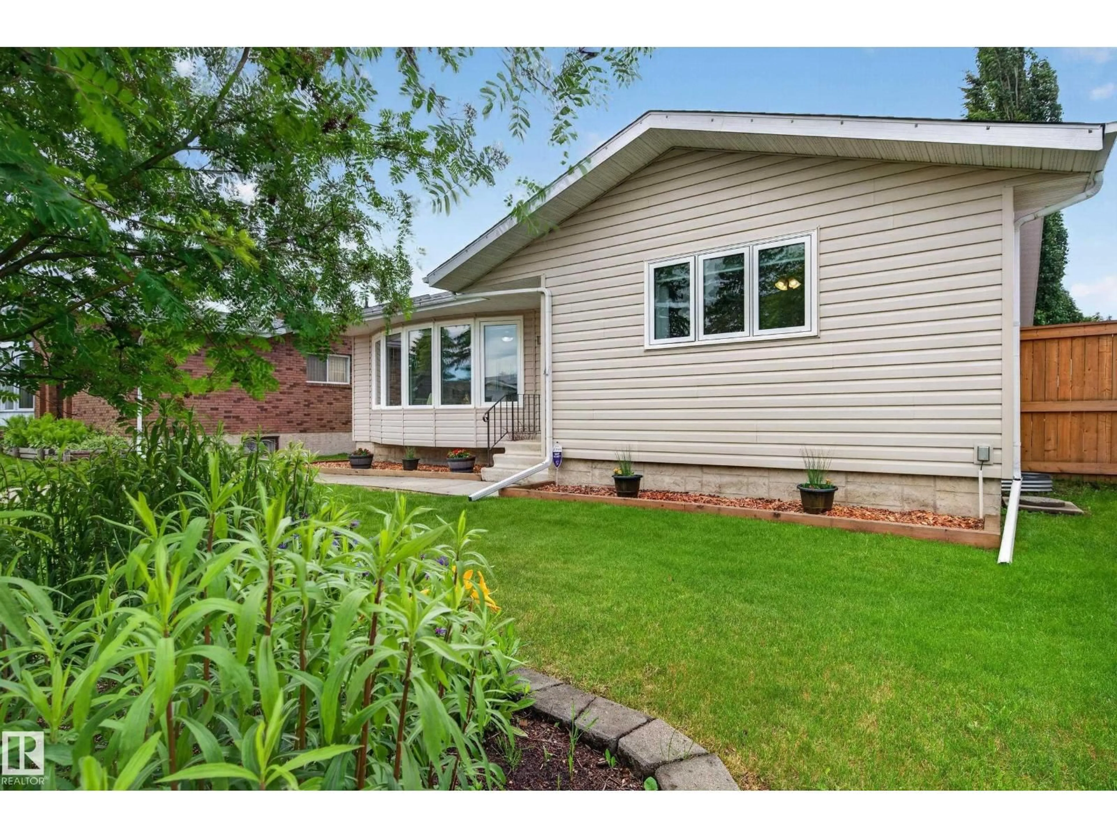 Home with vinyl exterior material, street for 12 BURLINGTON AV, Spruce Grove Alberta T7X1E5