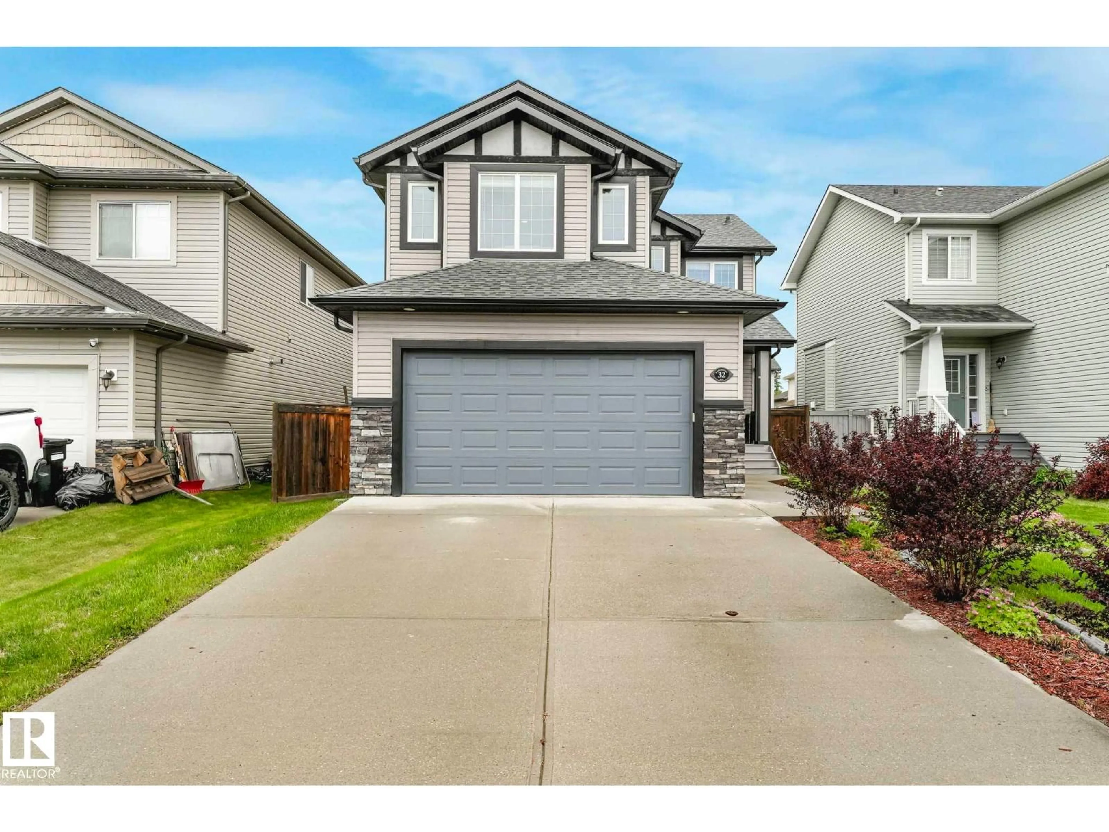 Home with vinyl exterior material, street for 32 HARRINGTON BA, Spruce Grove Alberta T7X0G7