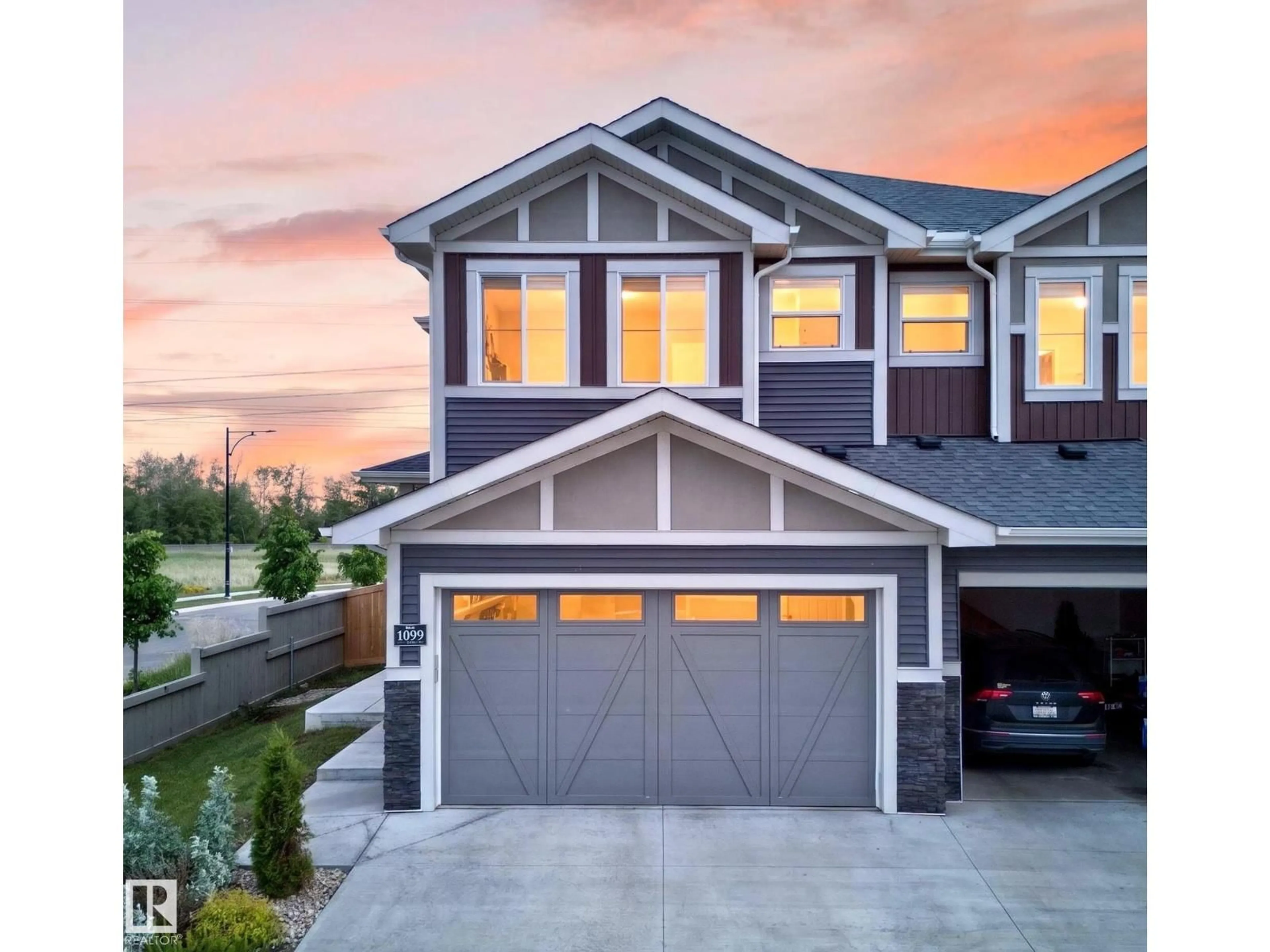 Home with vinyl exterior material, street for 1099 EATON RD, Edmonton Alberta T6M0Z3