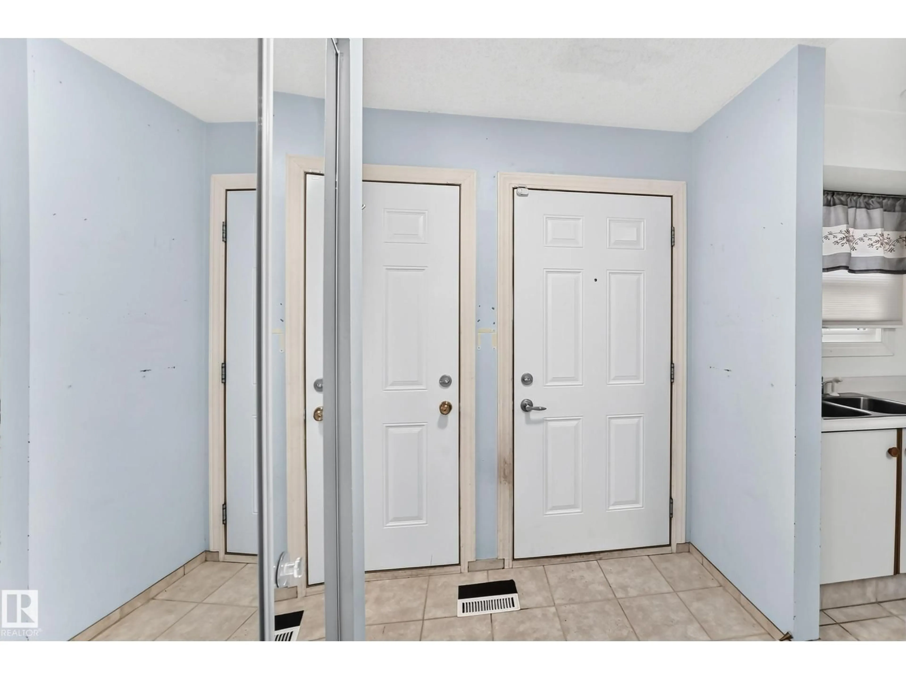 Indoor entryway for 10619 BEAUMARIS RD, Edmonton Alberta T5X5J5