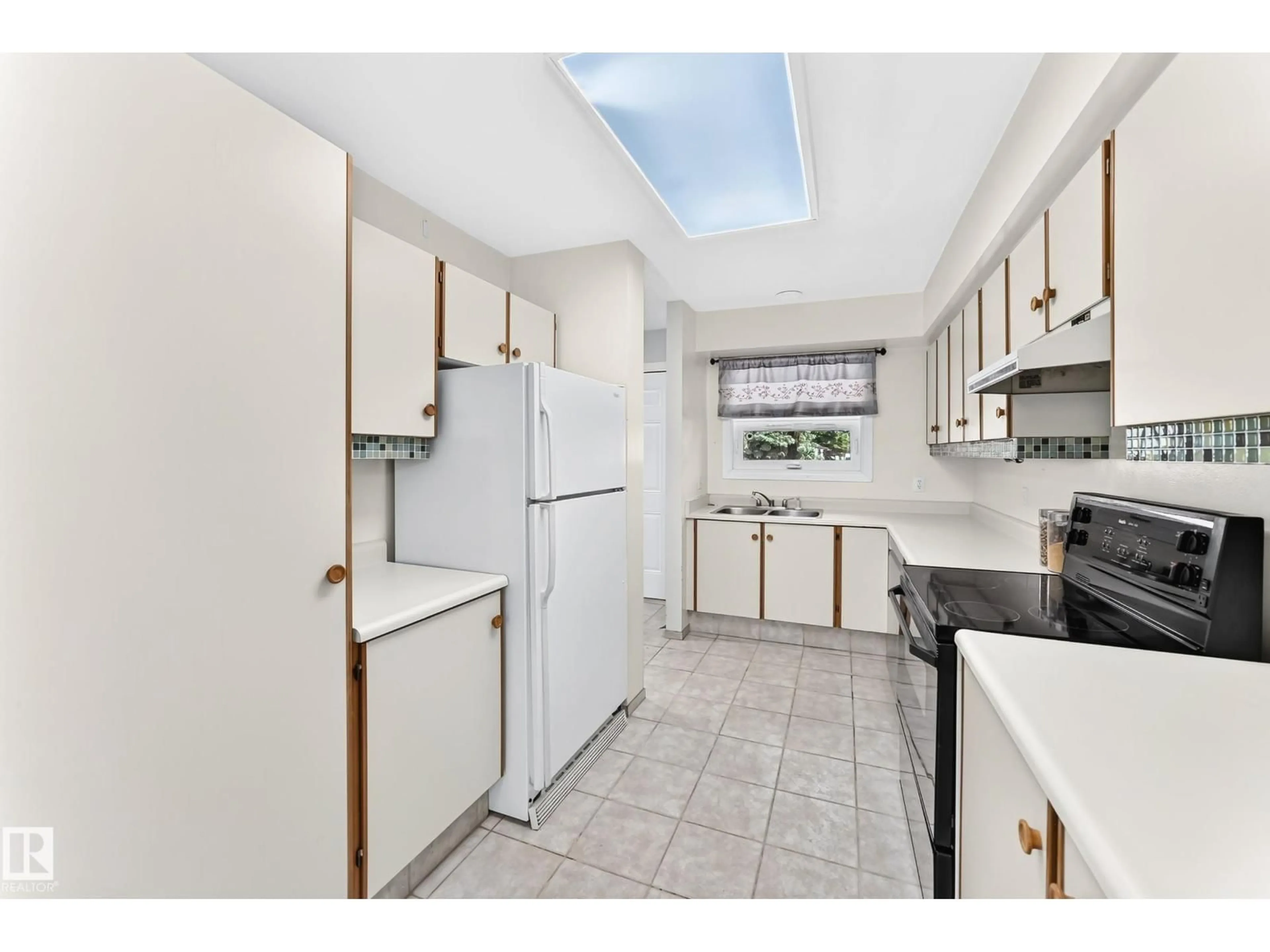Standard kitchen, ceramic/tile floor for 10619 BEAUMARIS RD, Edmonton Alberta T5X5J5