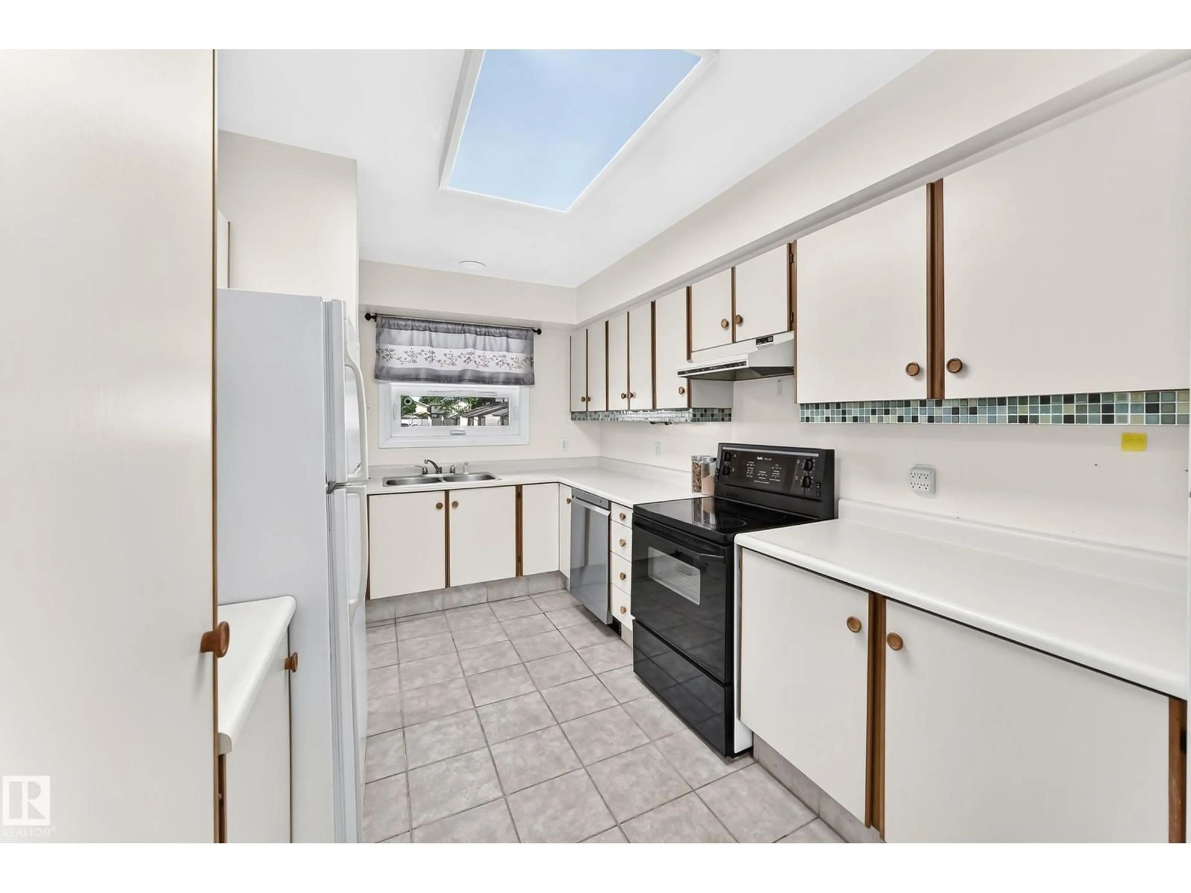 Standard kitchen, ceramic/tile floor for 10619 BEAUMARIS RD, Edmonton Alberta T5X5J5