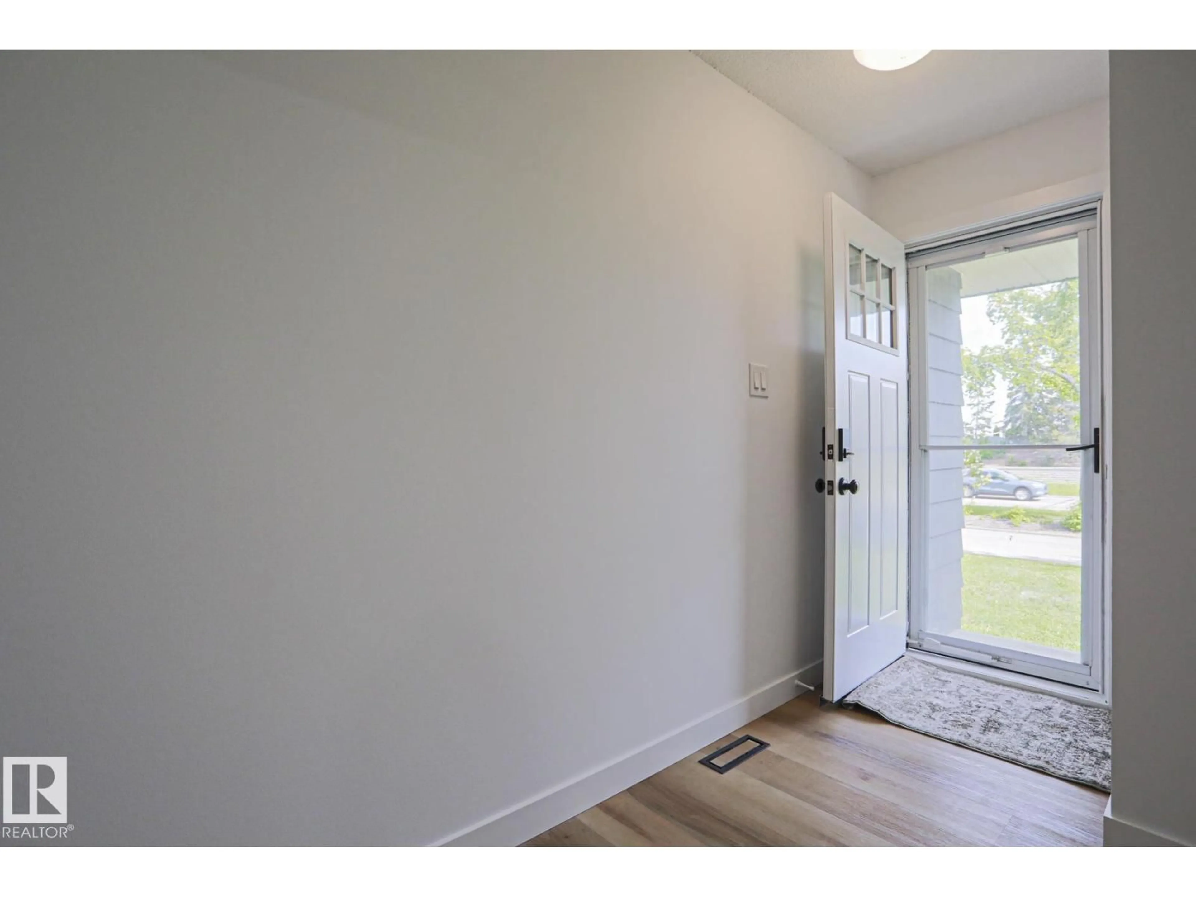 Indoor entryway for 7607 137 AV NW, Edmonton Alberta T5C2L6