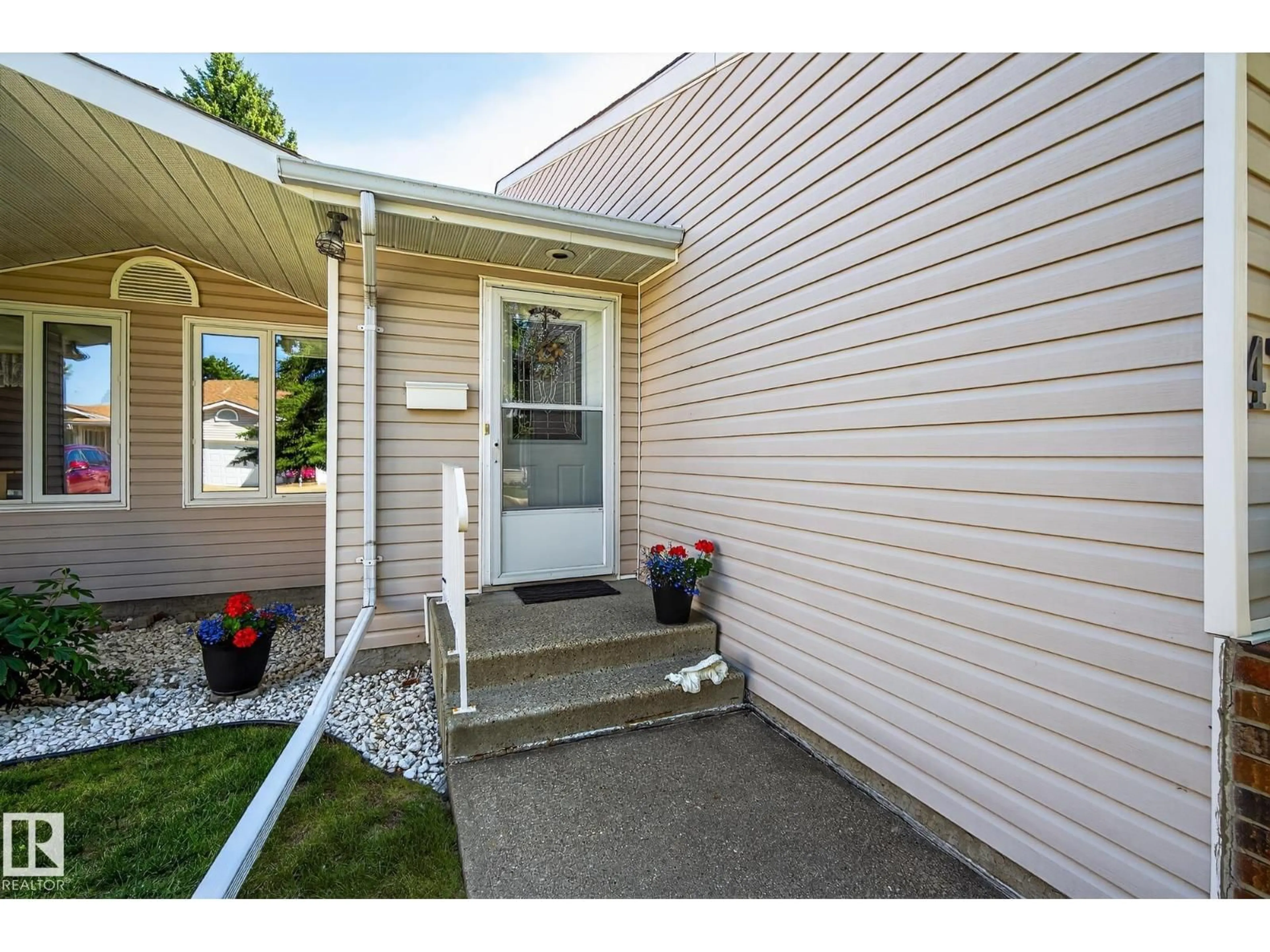Indoor entryway for 4711 25 AV, Edmonton Alberta T6L6J2