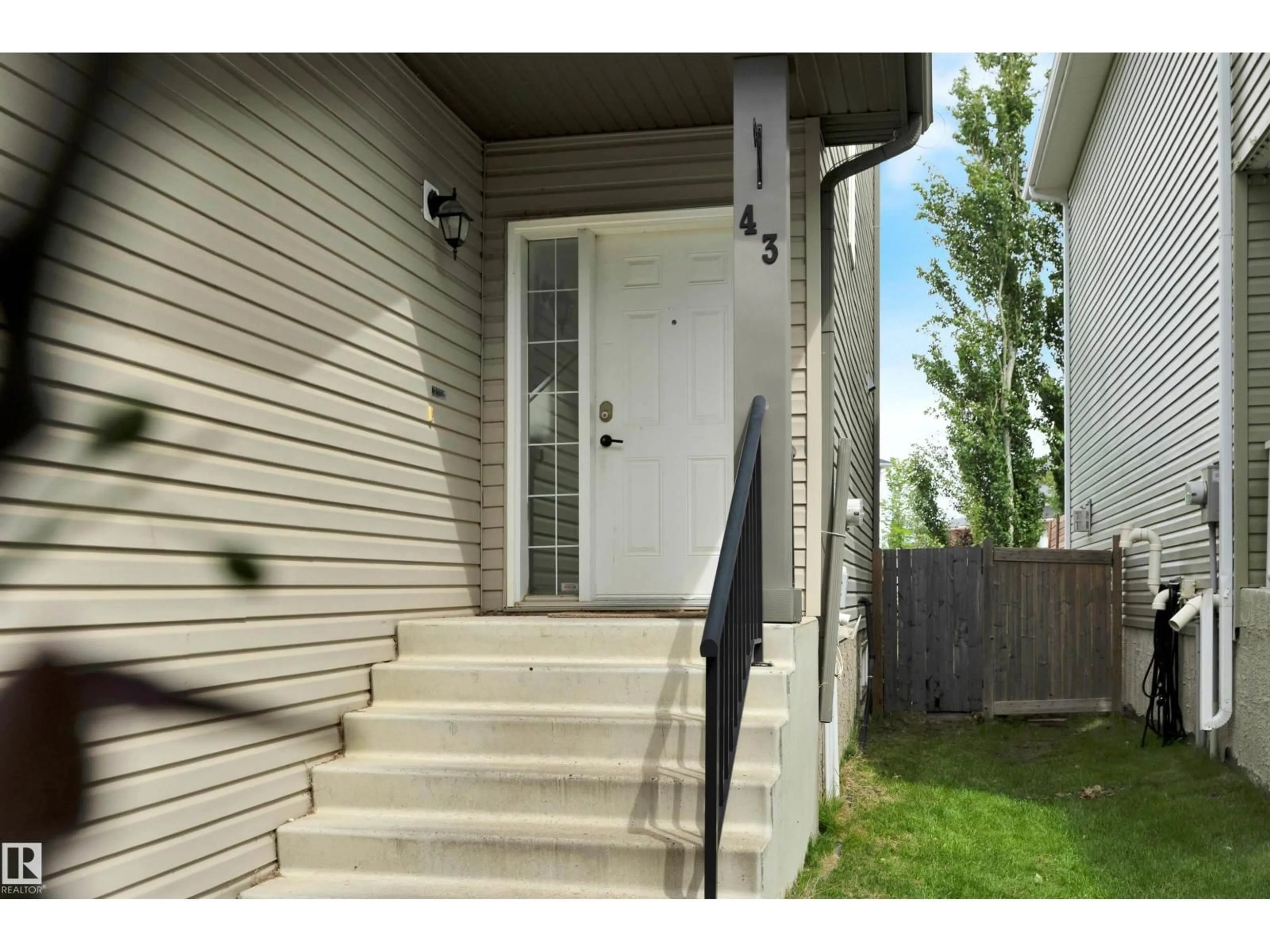 Indoor entryway for 43 SUTHERLAND ST, Leduc Alberta T9E8R6