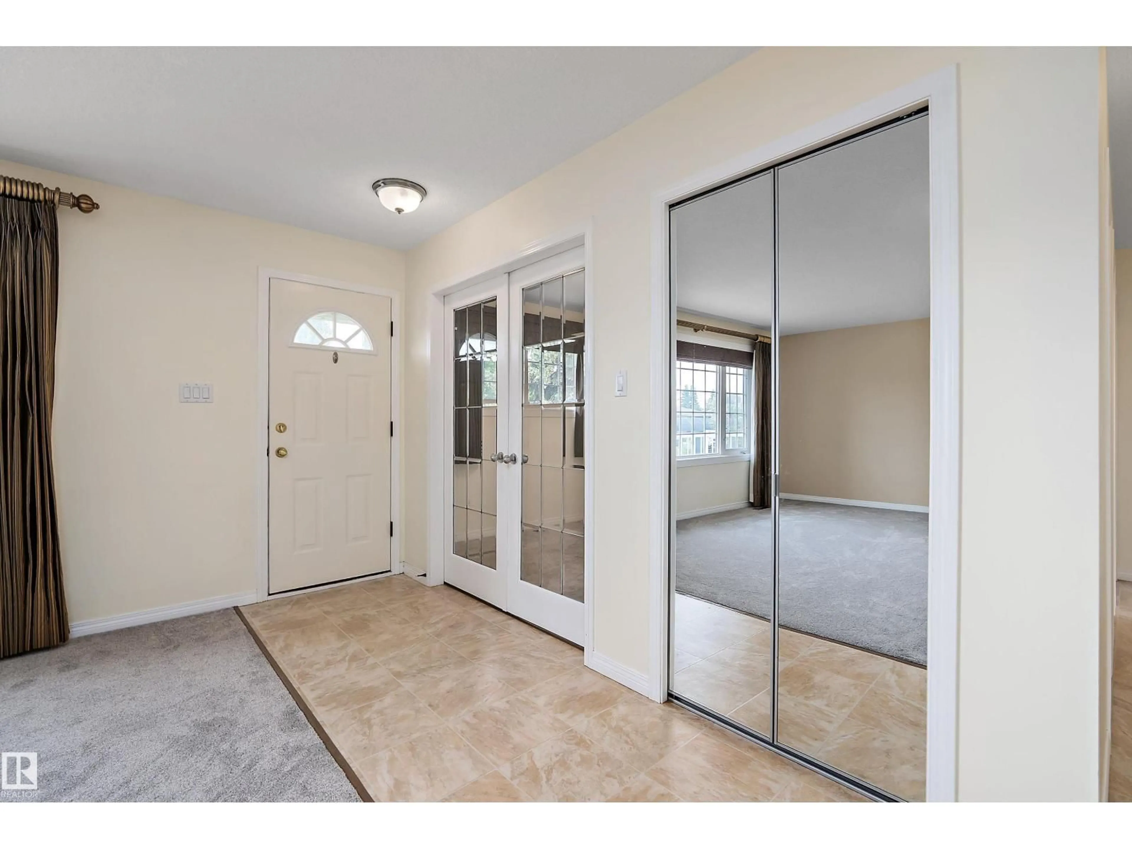 Indoor entryway for 13535 67 ST, Edmonton Alberta T5C0C6