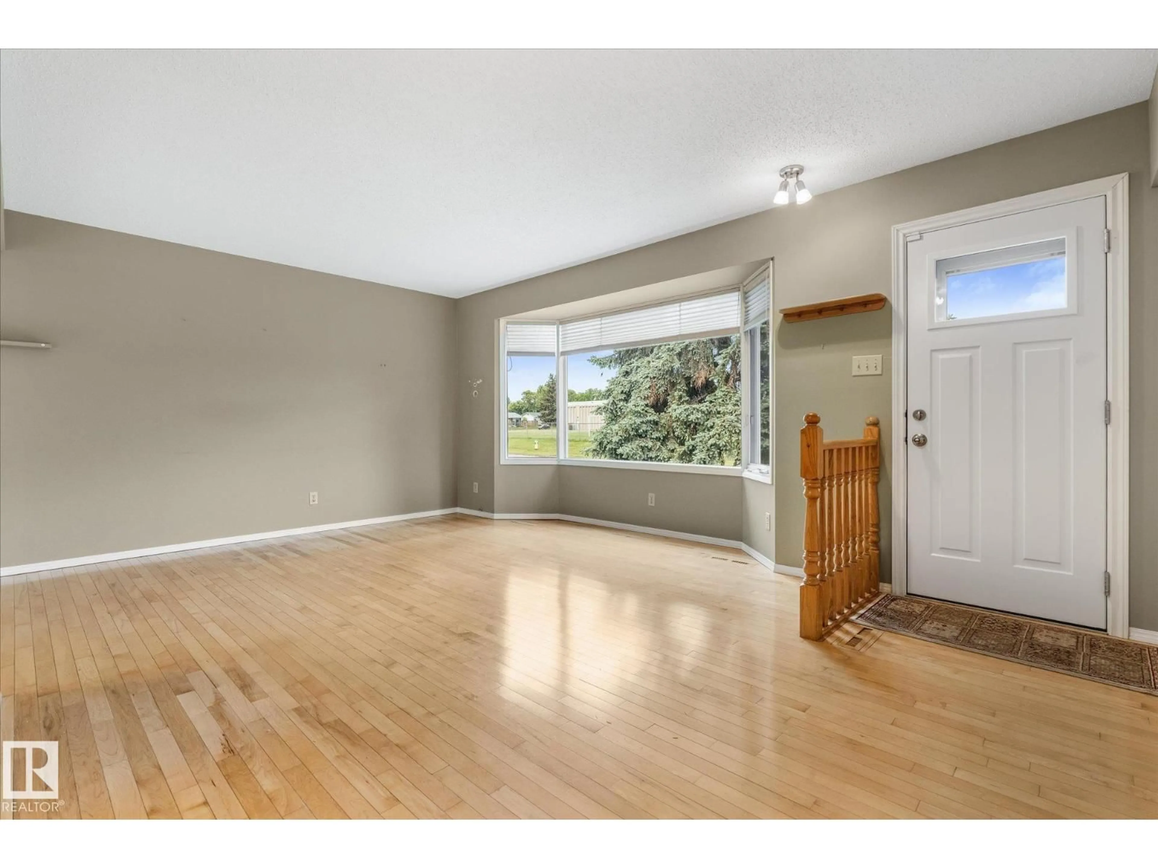 Indoor entryway for 5927 138 AV, Edmonton Alberta T5A1E4
