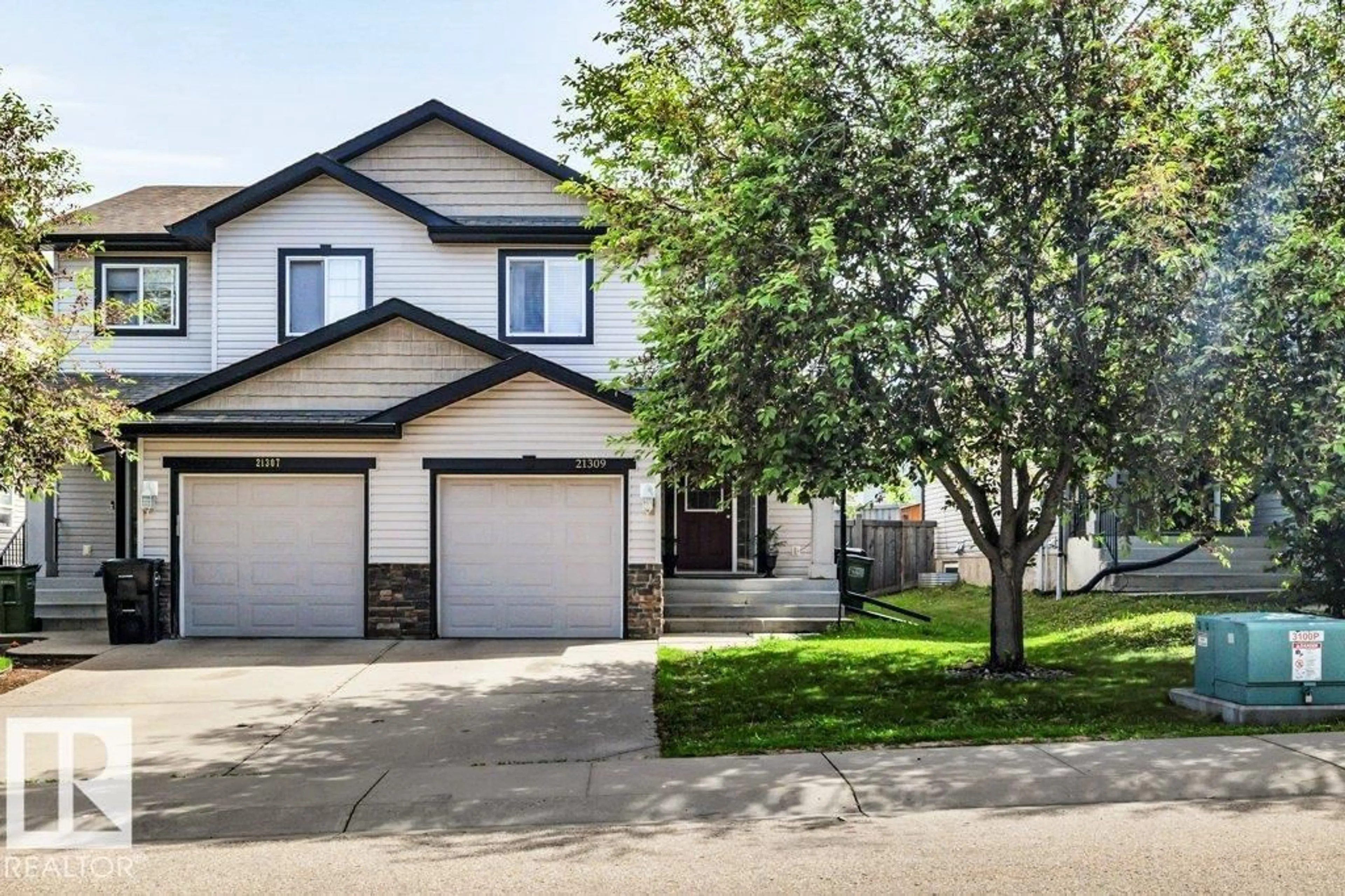 Home with vinyl exterior material, street for 21309 48 AV, Edmonton Alberta T6M0G9