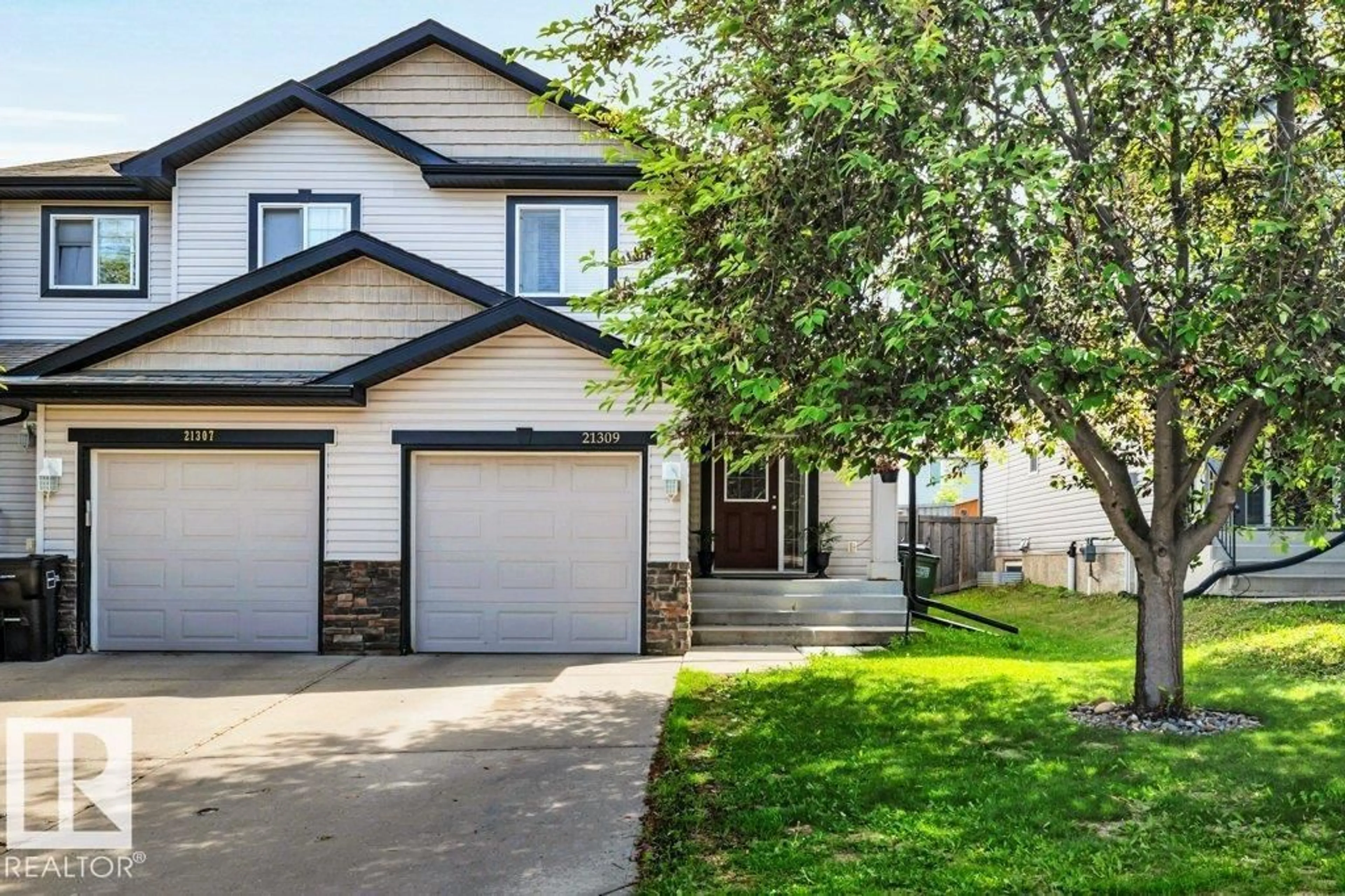 Home with vinyl exterior material, street for 21309 48 AV, Edmonton Alberta T6M0G9