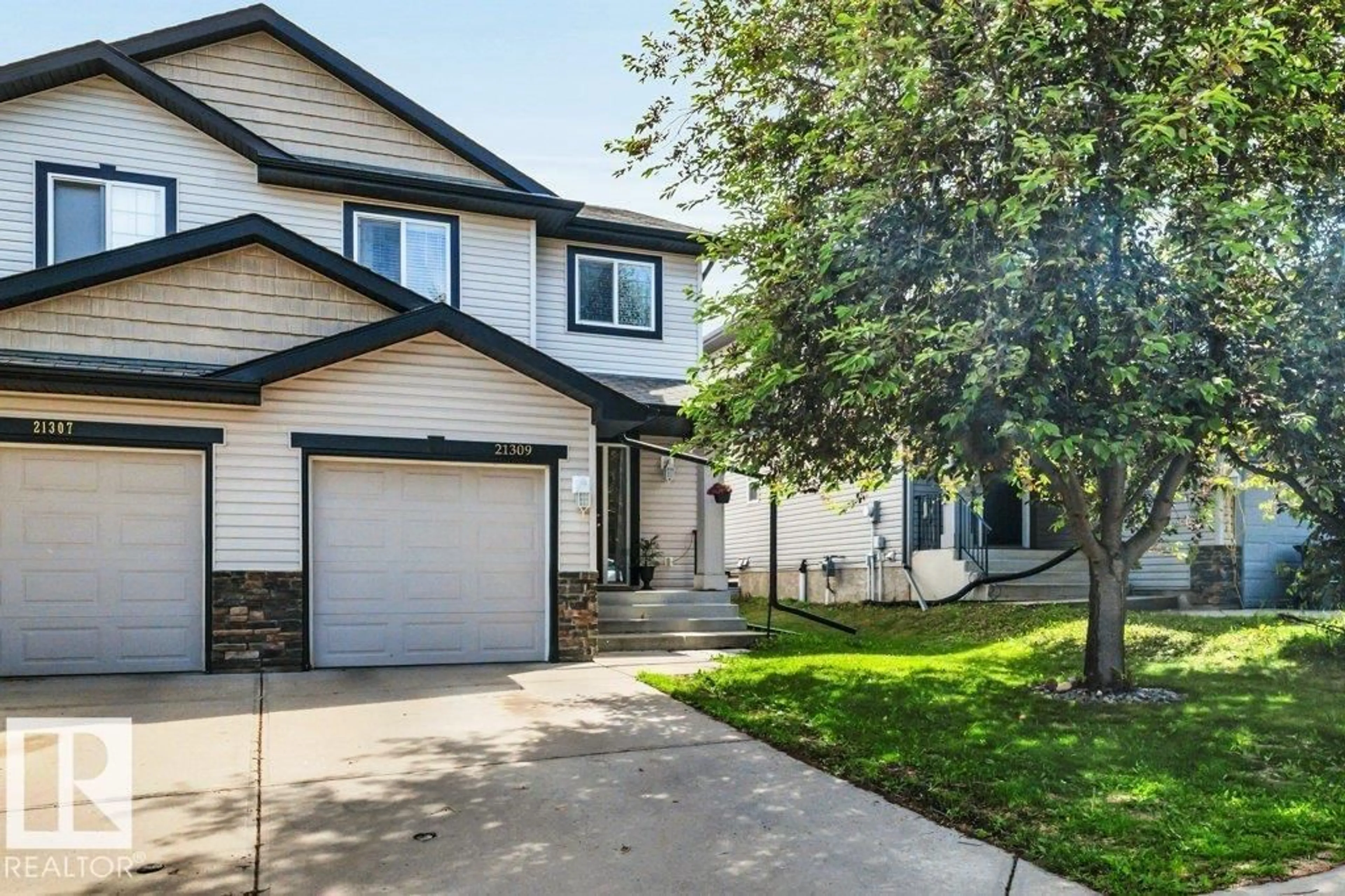 Home with vinyl exterior material, street for 21309 48 AV, Edmonton Alberta T6M0G9