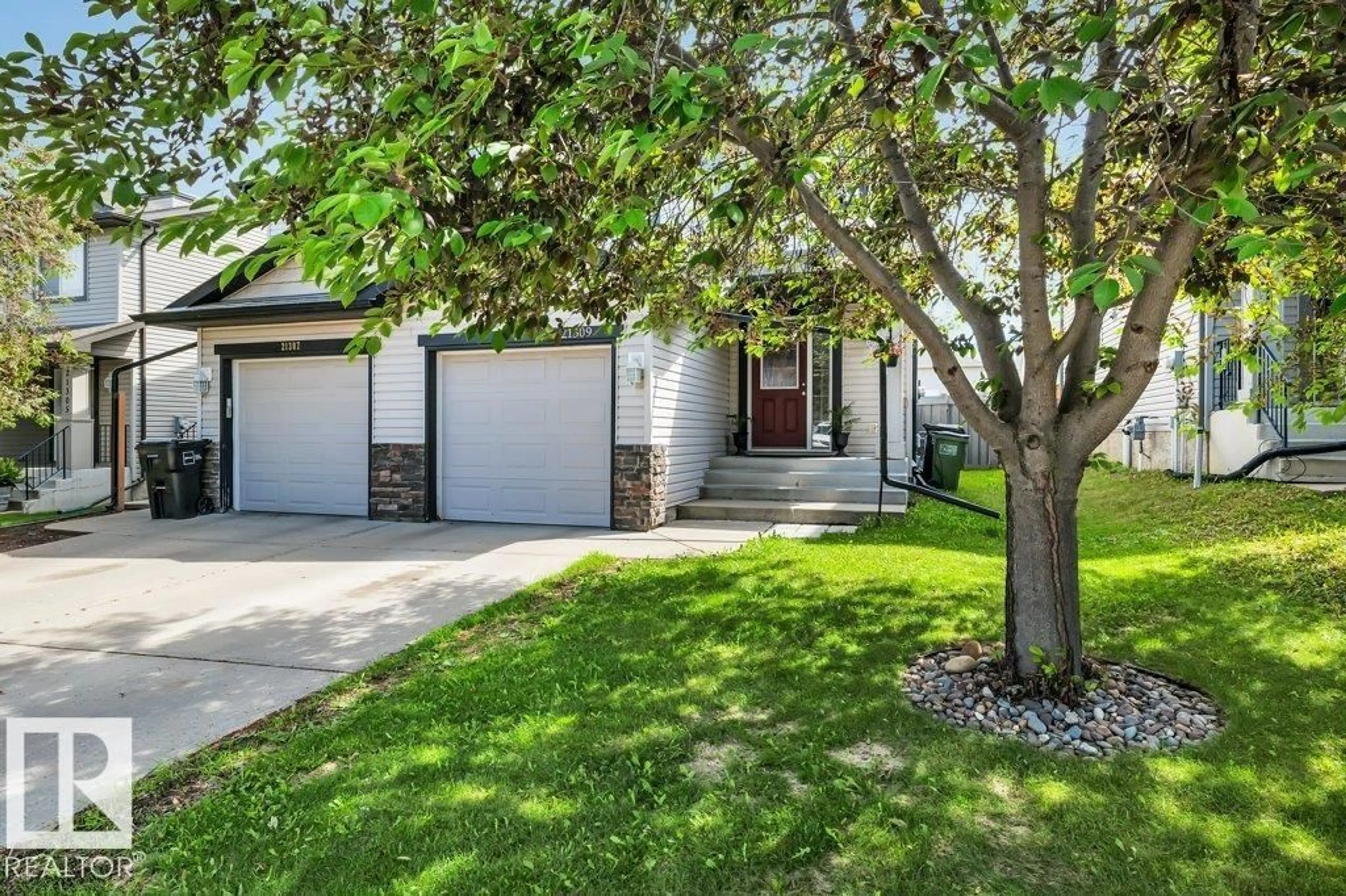 Home with vinyl exterior material, street for 21309 48 AV, Edmonton Alberta T6M0G9