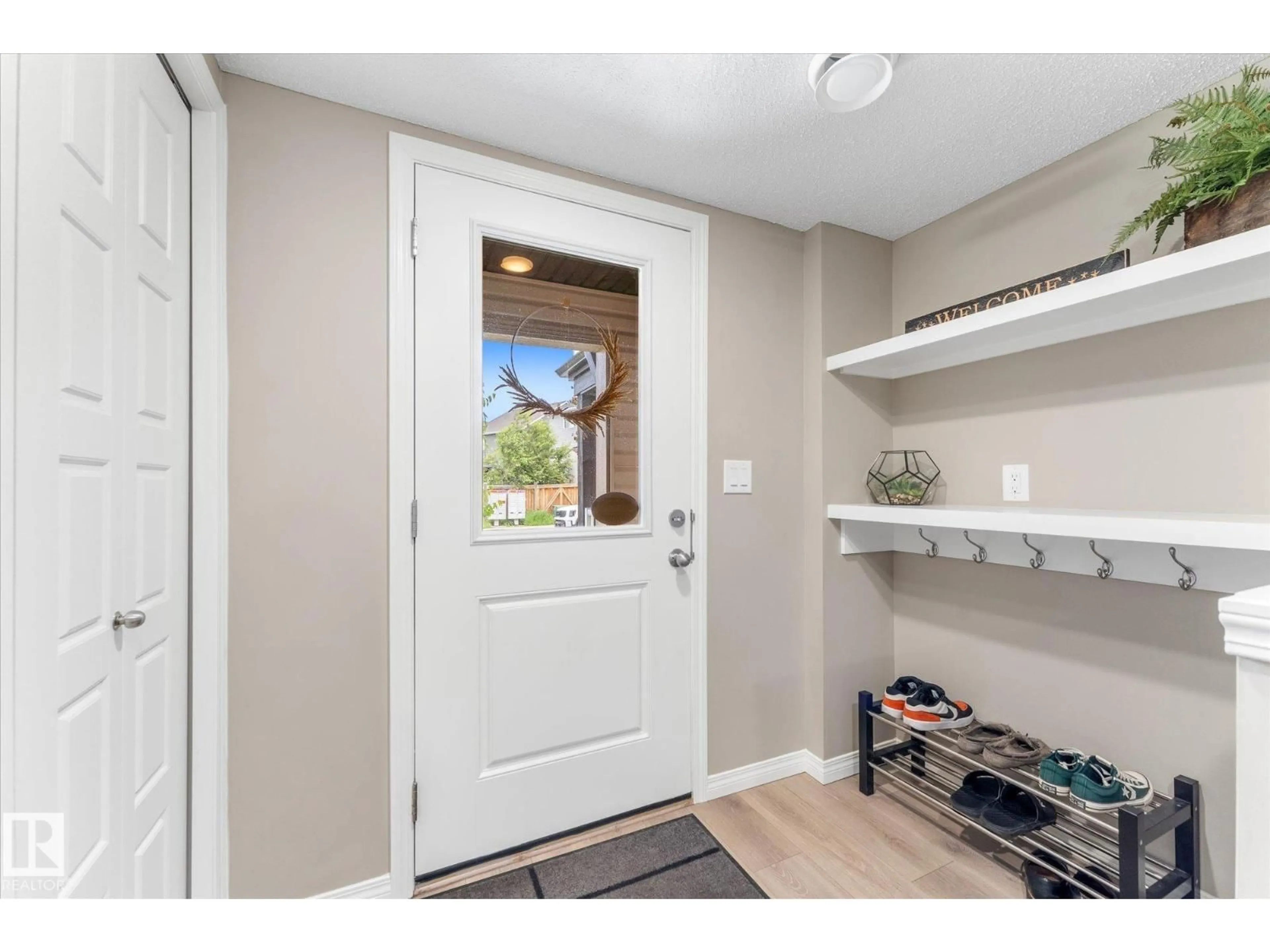 Indoor entryway for 20035 20 AV, Edmonton Alberta T6M0X7