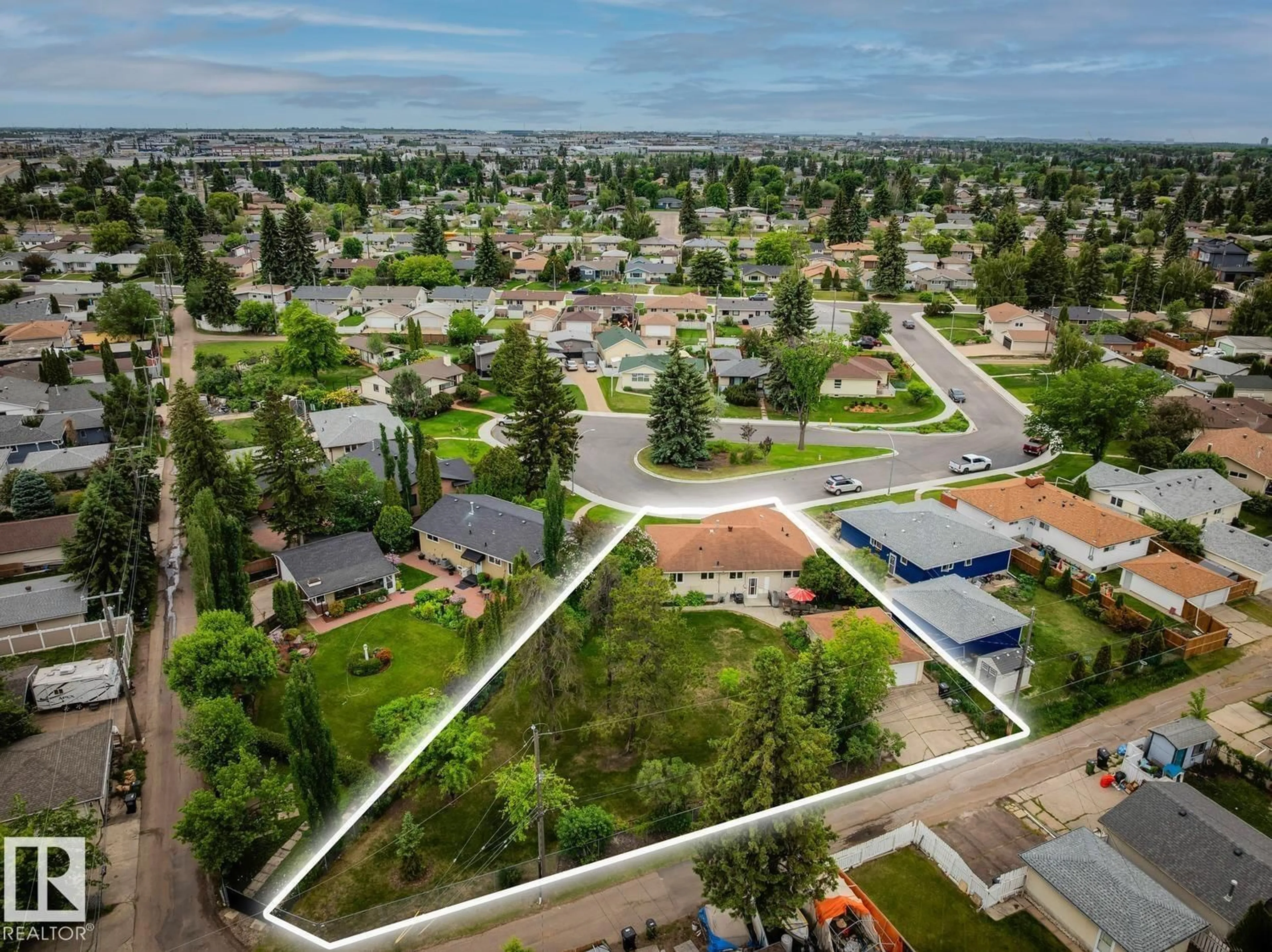 A pic from outside/outdoor area/front of a property/back of a property/a pic from drone, street for 9044 56 ST, Edmonton Alberta T6B1J2