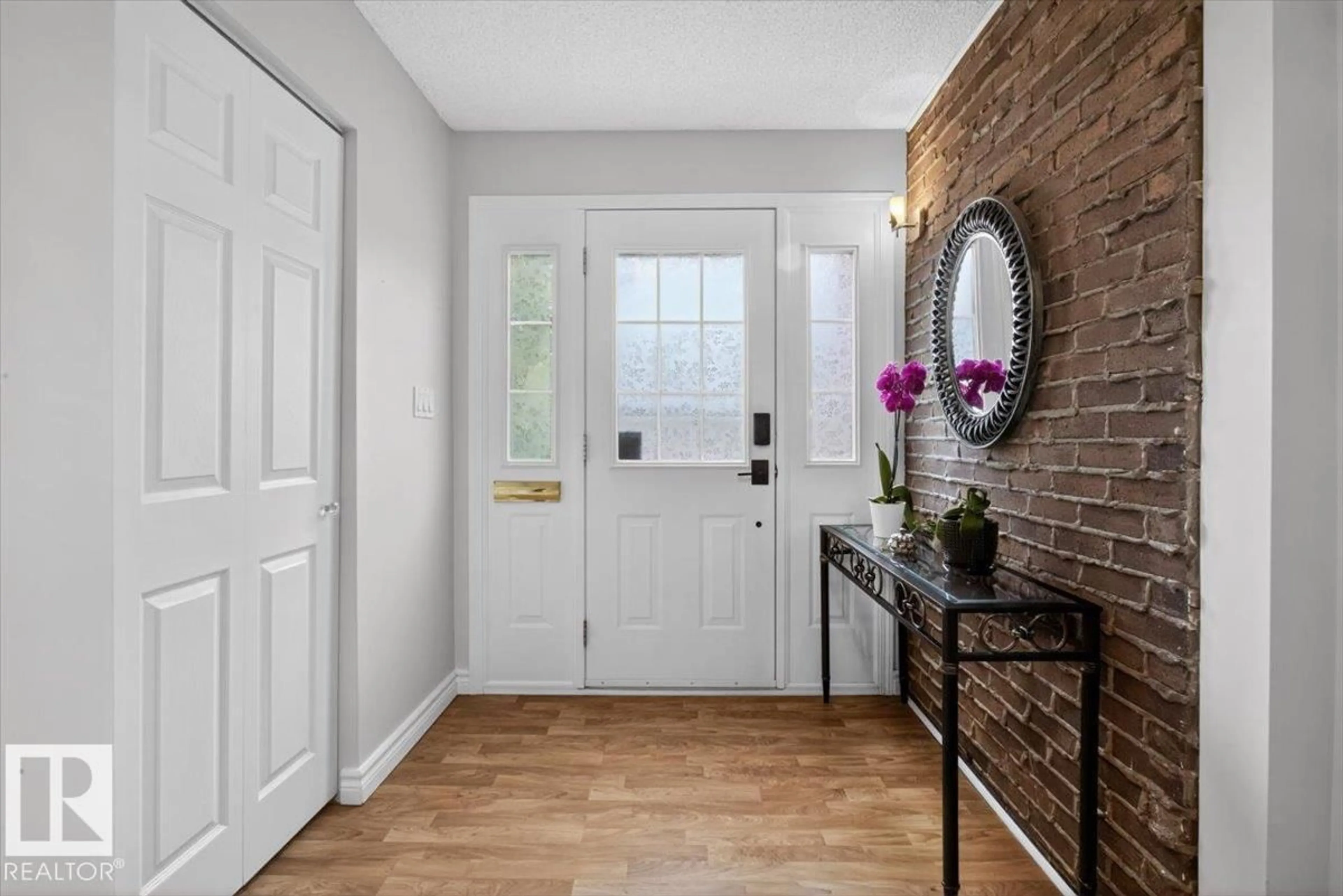 Indoor entryway for 2 GRANDVIEW RG, St. Albert Alberta T8N1T3