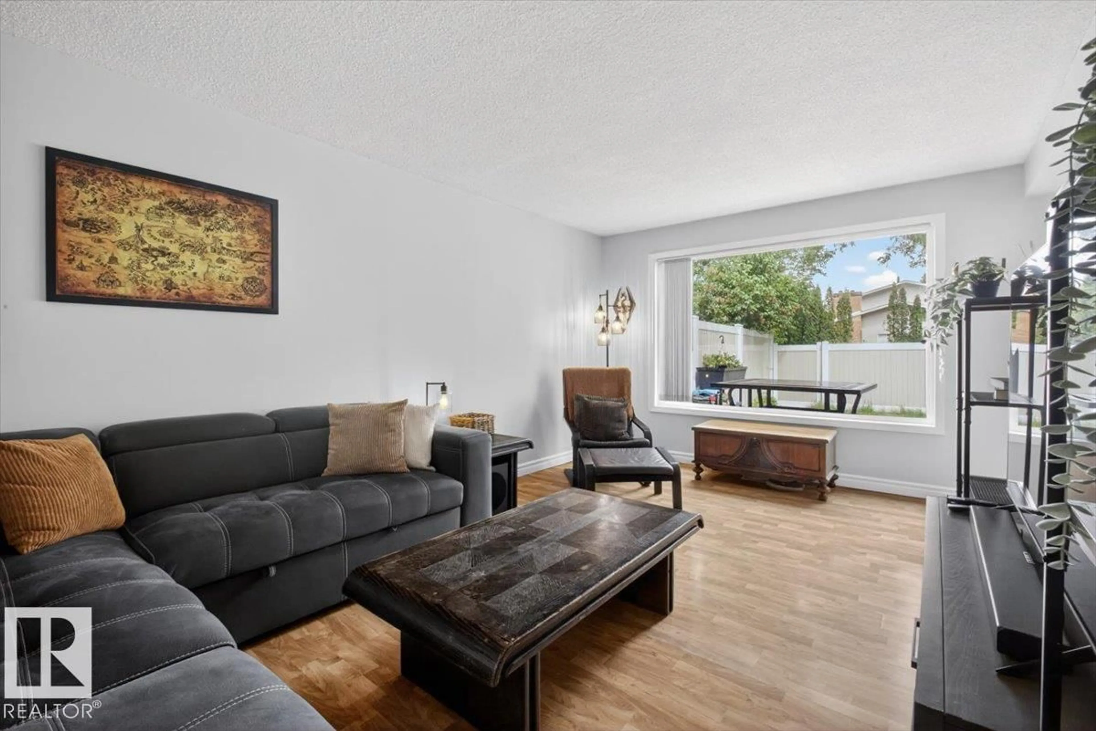 Living room with furniture, unknown for 2 GRANDVIEW RG, St. Albert Alberta T8N1T3