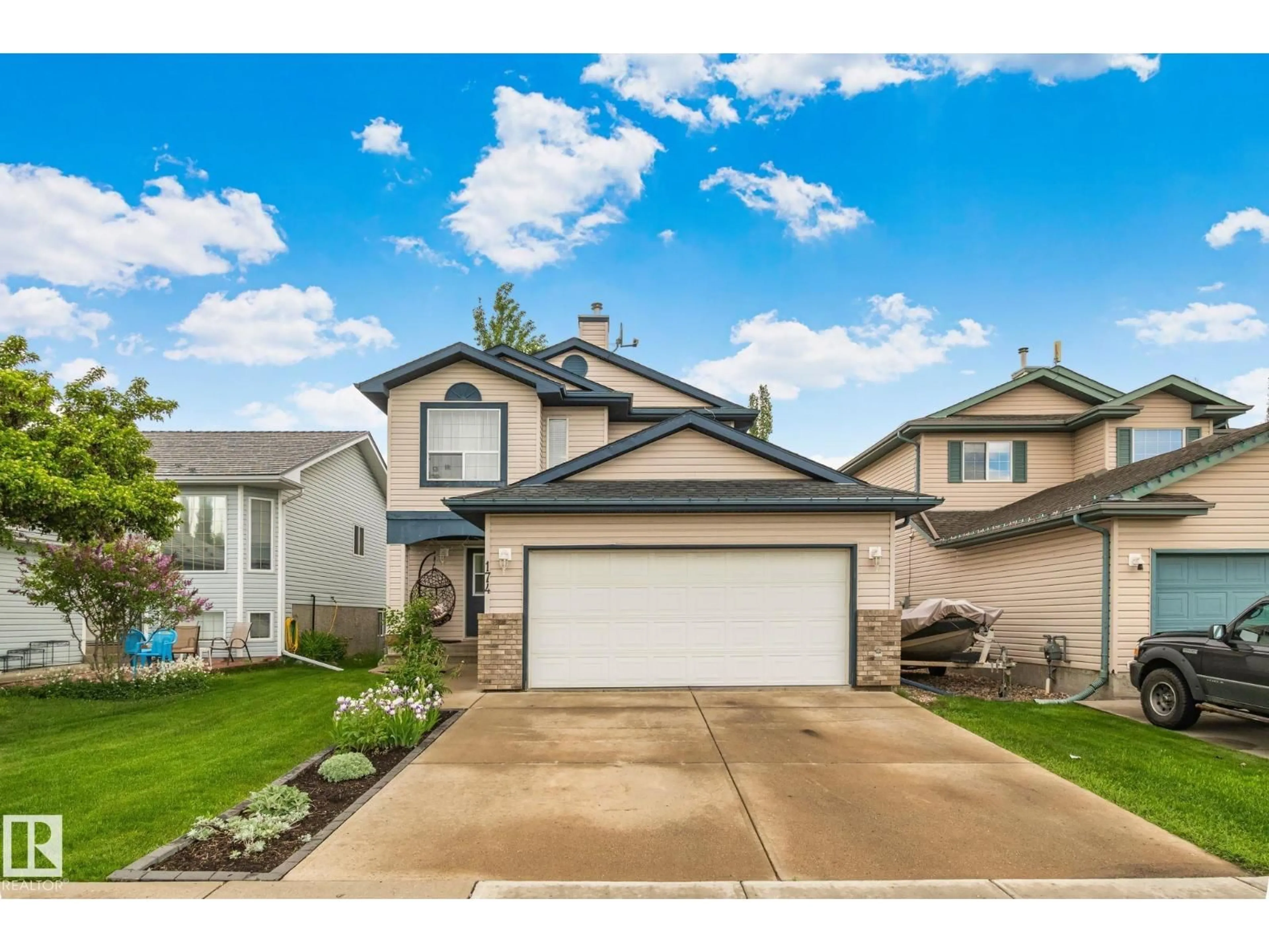 Home with vinyl exterior material, street for 174 LAKELAND DR, Spruce Grove Alberta T7X3Z8
