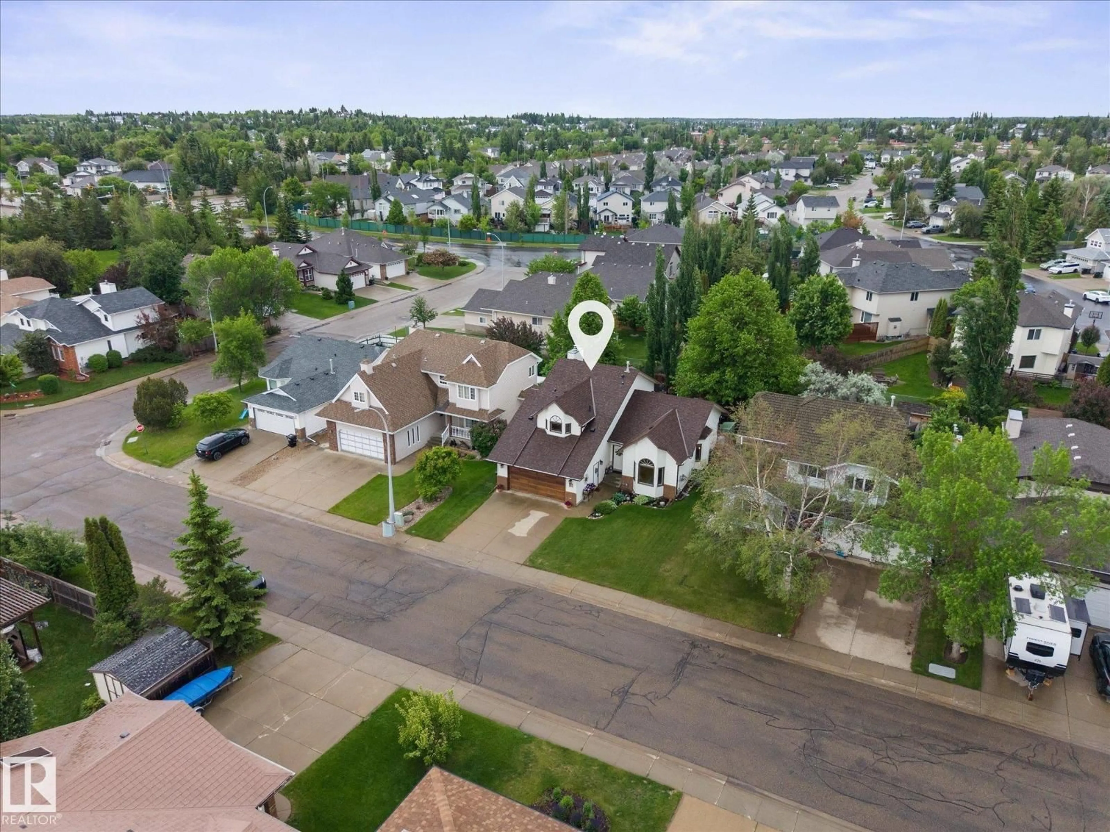 A pic from outside/outdoor area/front of a property/back of a property/a pic from drone, street for 5 CANTERBURY LN, Sherwood Park Alberta T8H1E6