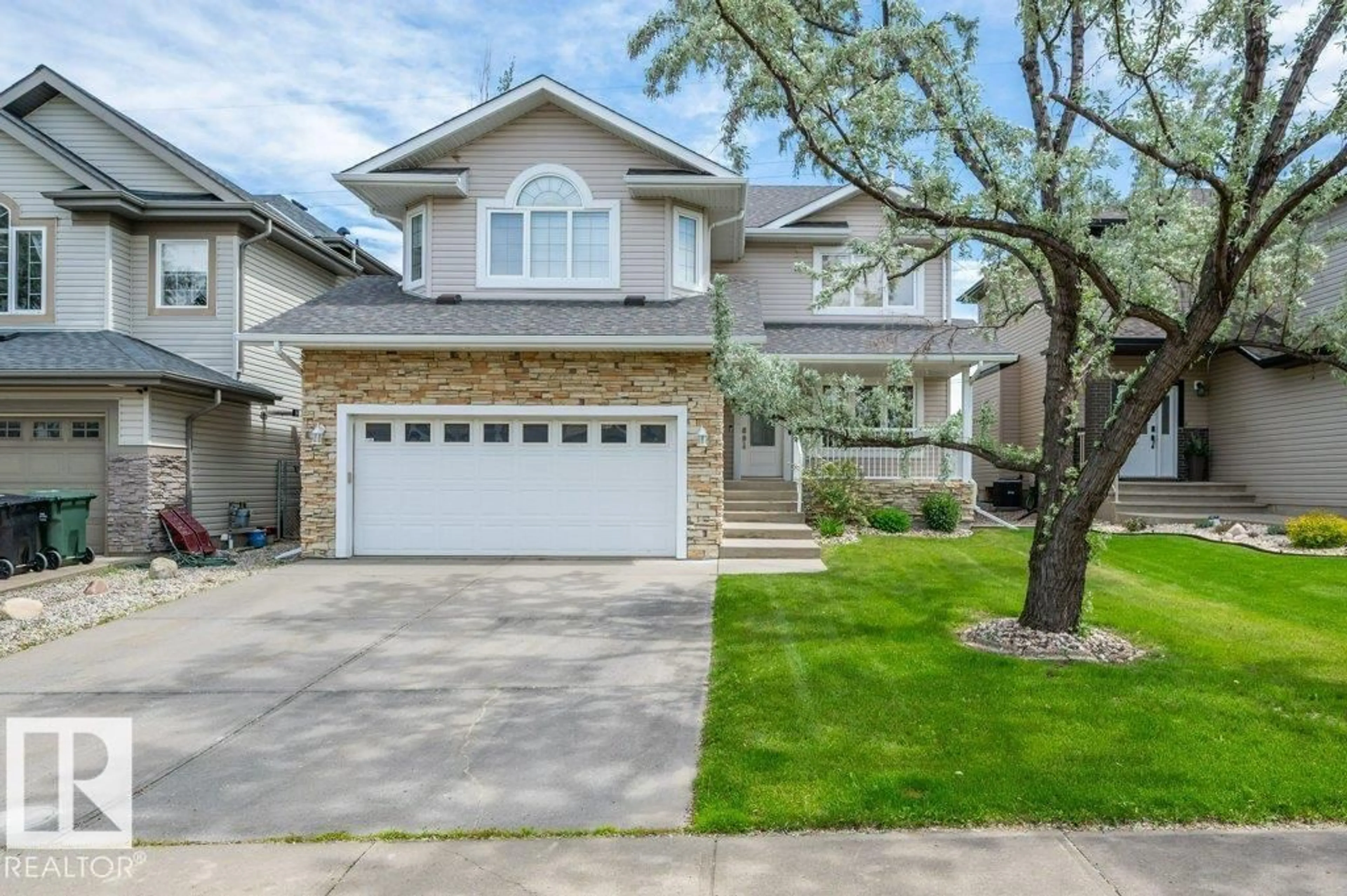 Home with vinyl exterior material, street for 33 CHATWIN RD, Sherwood Park Alberta T8H2S7